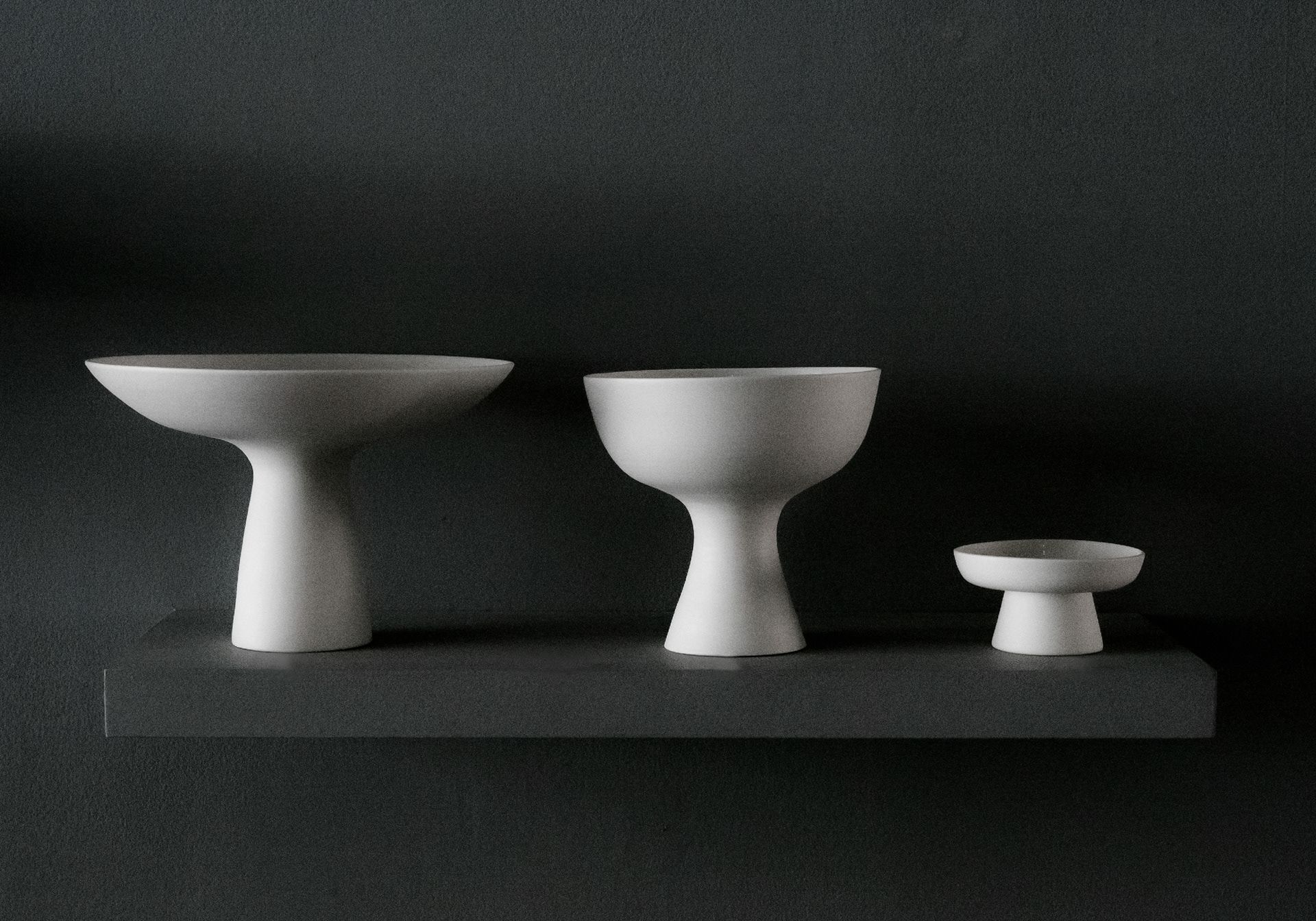 Coupes en porcelaine de gauche à droite : 96€ / 84€ / 25€