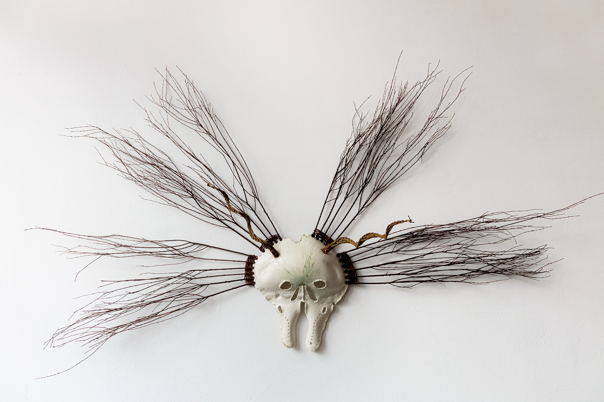 Masque murale 'Esprit sauvage' - Pièce unique - 1 240€ - En porcelaine gravée, émaillée et 3 osiers. Esprit Sauvage est une sorte de masque à mi-chemin entre un crâne trouvé dans la nature ou un masque de la commedia de l'Arte