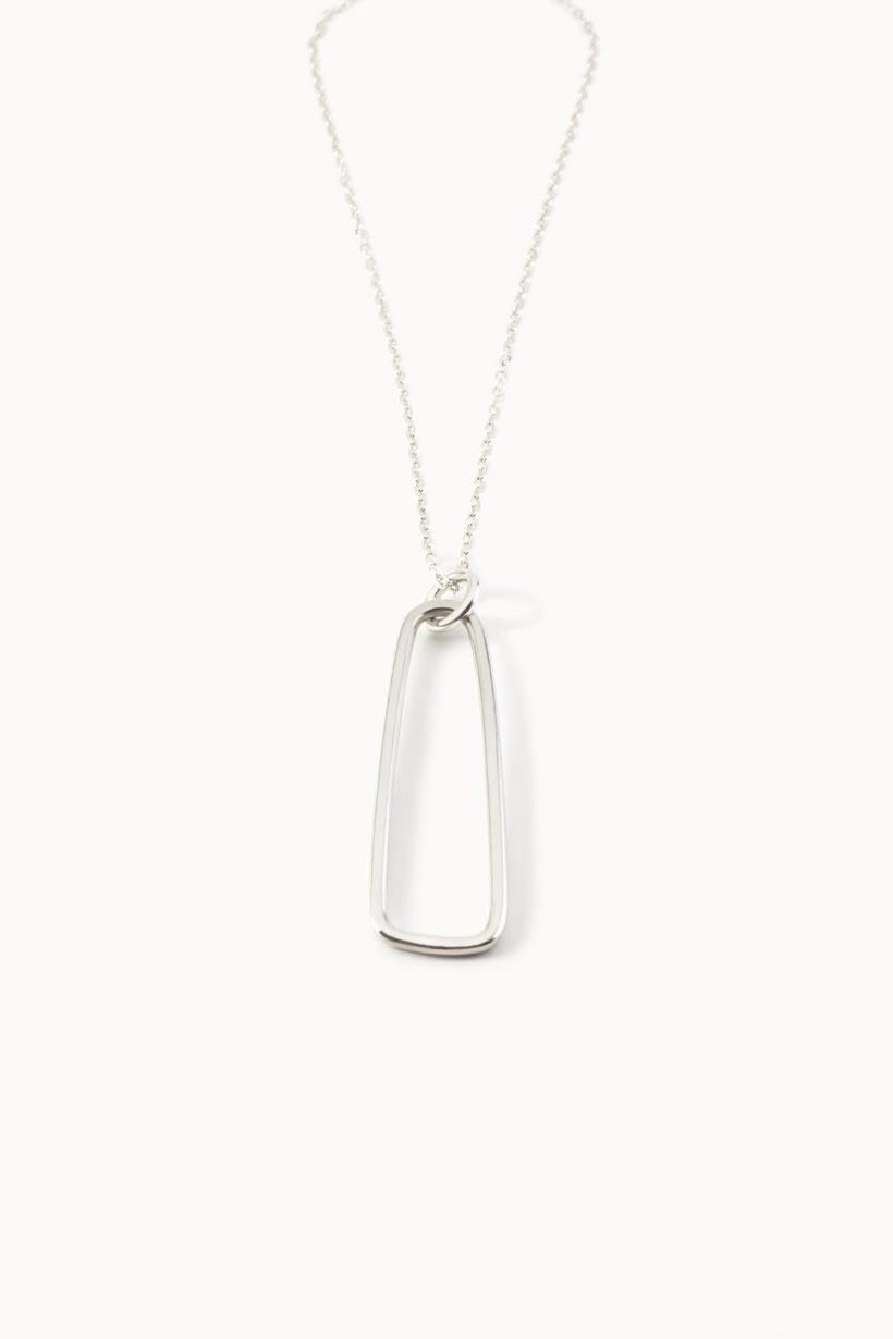 Sautoir graphique et minimaliste avec pendentif amovible suspendu à une longue chaîne à maille fine - Argent 925 - Longueur de chaîne: 65cm - Poids: 7gr. - 75€