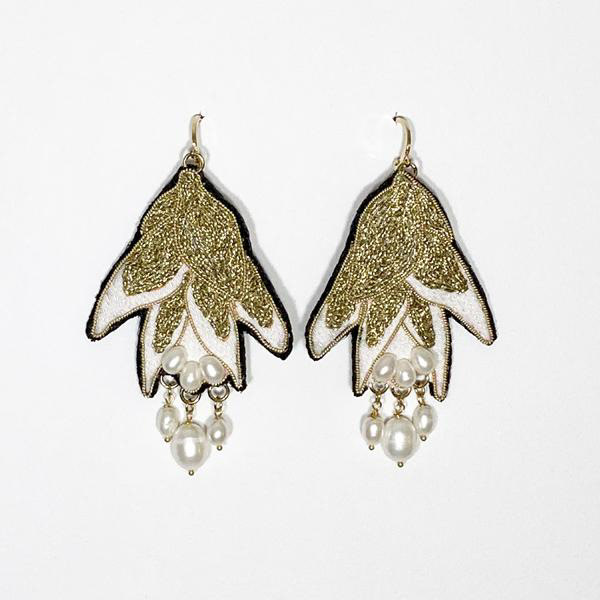 Boucles d'oreilles entièrement brodée à la main, fils de soie, de coton & d'or - 275€