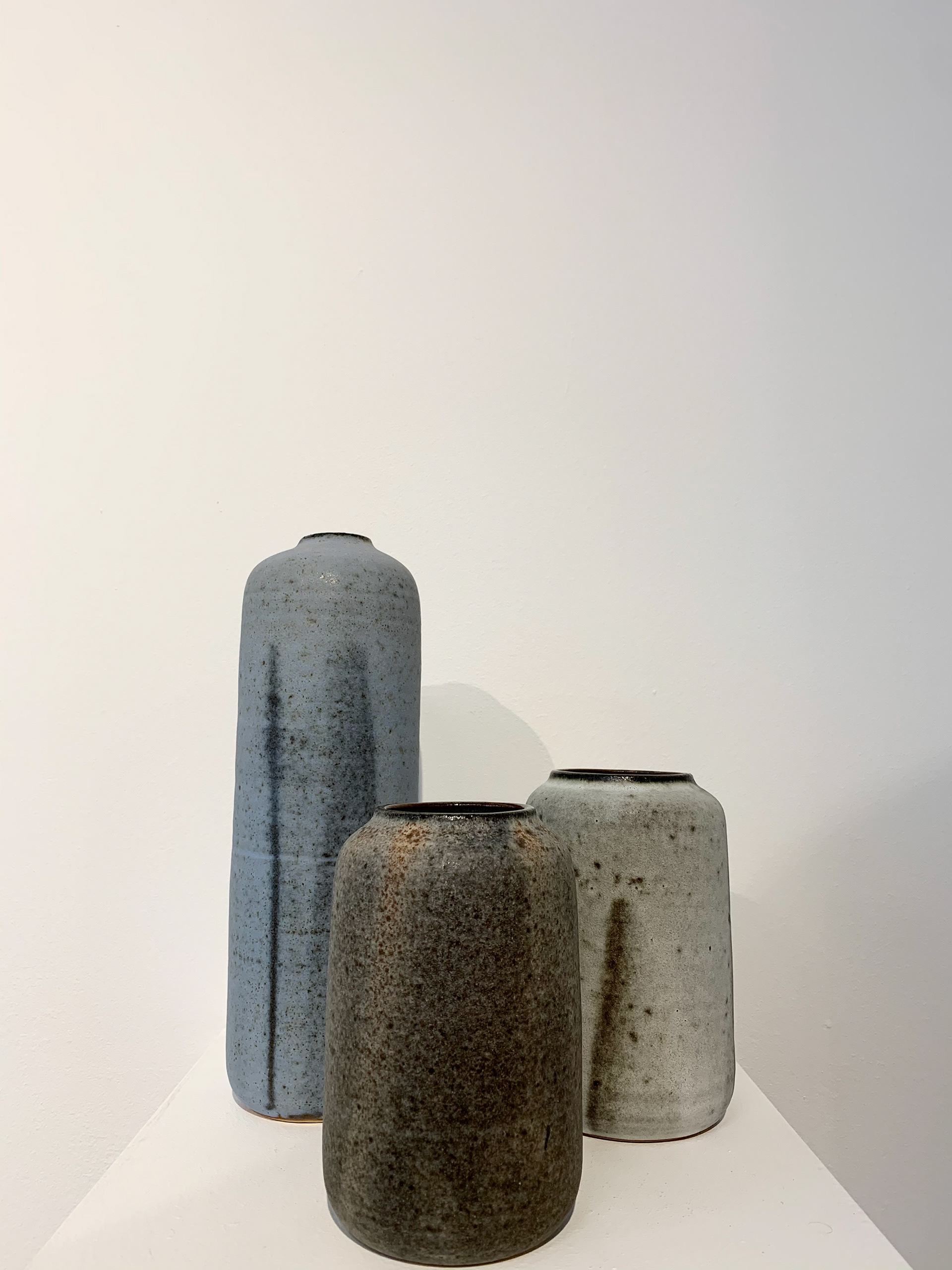 Vase bouteille grand format bleu mat - Grès - 27,5 x 9 cm - 150€ / Vase blanc-gris mat - Grès - 17 x 9 cm - 100€ / Vase brun - Grès - 15,5 x 9 cm - 70€