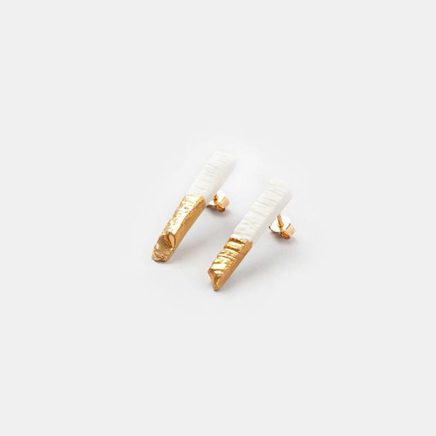 Boucles d'oreilles porcelaine blanche teintée dans la masse é émaillée trempée dans l'or - 99€
