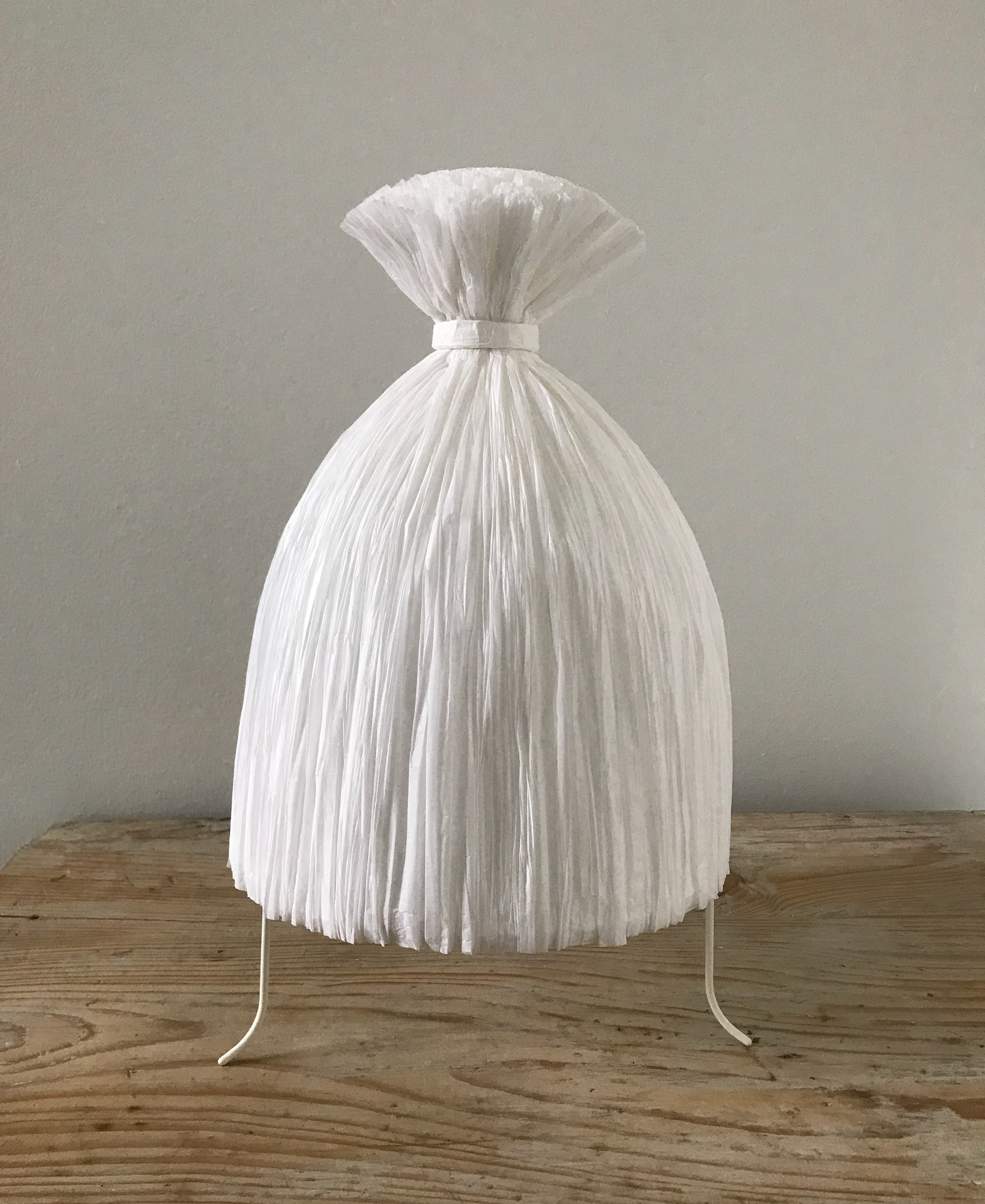 Lampe à poser 'Ajoupa Lux' - 40 x 28 cm - Papier de soie - 480€