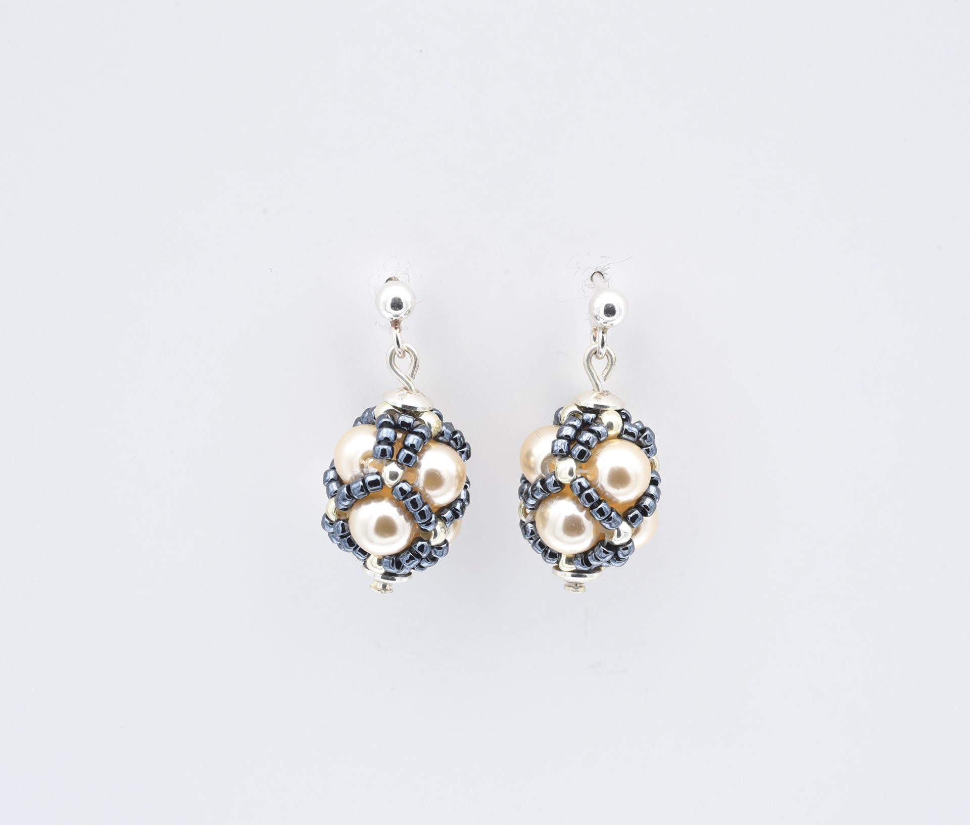 Boucles d'oreilles 'Gouttes' perles de verre hématite tissées à la main montée sur argent 925 - 42€ Ref. FB-BOGO Hématite