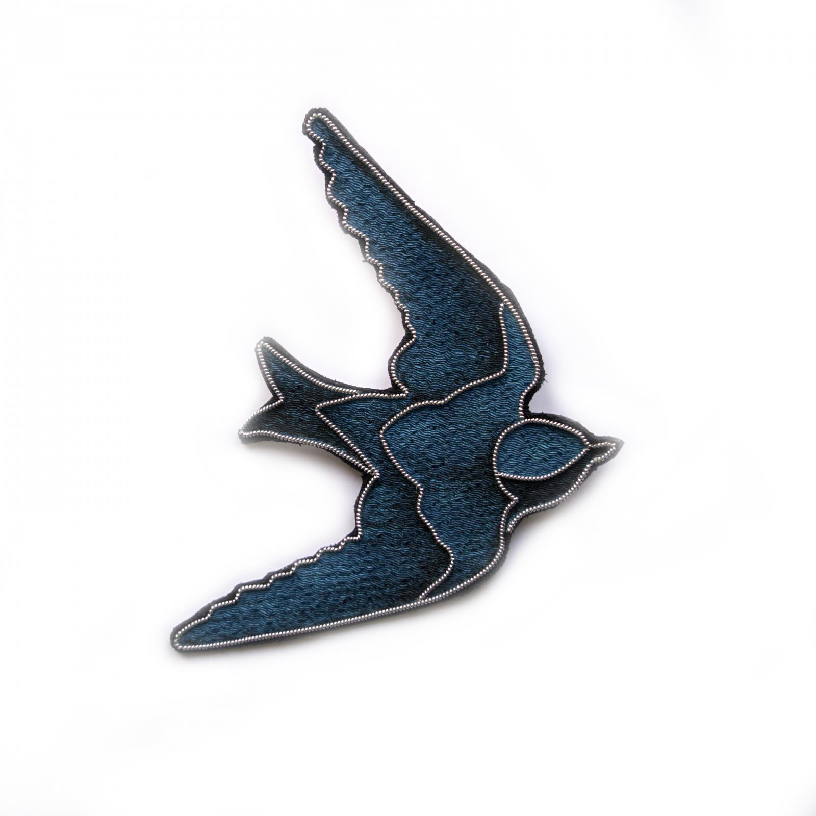 Broche hirondelle petit modèle entièrement brodée à la main, fils de soie & de coton - 120€