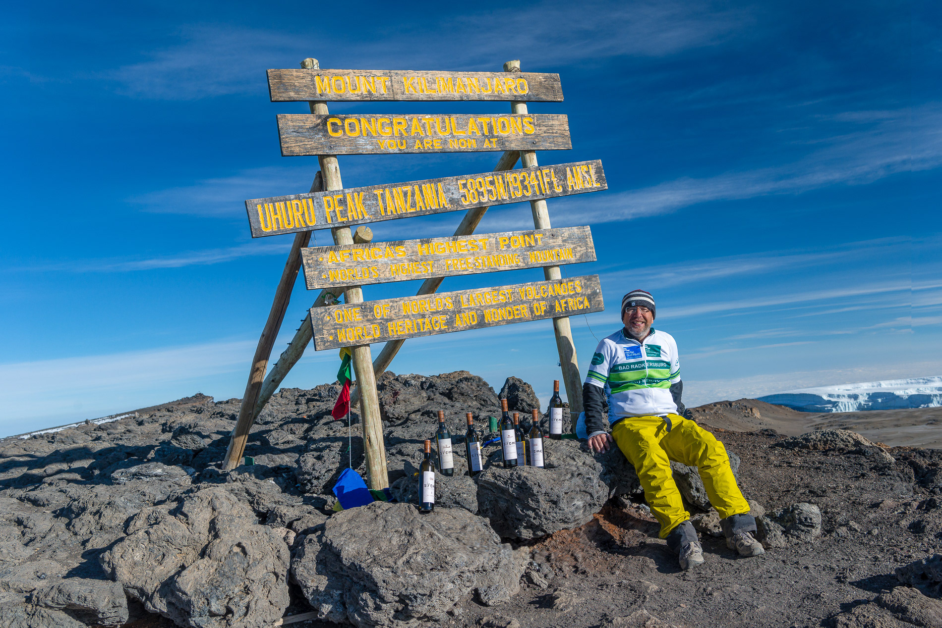 2016: Sieme Flaschen am Kilimanjaro; Die Versteigerung brachte 12.000€ ein