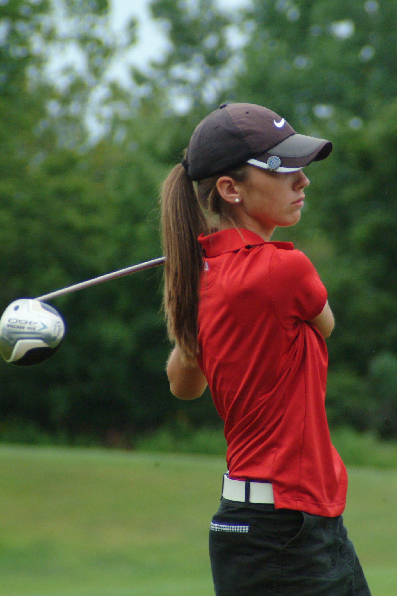 080709tvmGLFLCINVITE_17 Tony V. Martin CRETE-Portage junior Sarah Dienes chips on the 17th tee. Girls Invitational at Longwood Country Club on Friday.