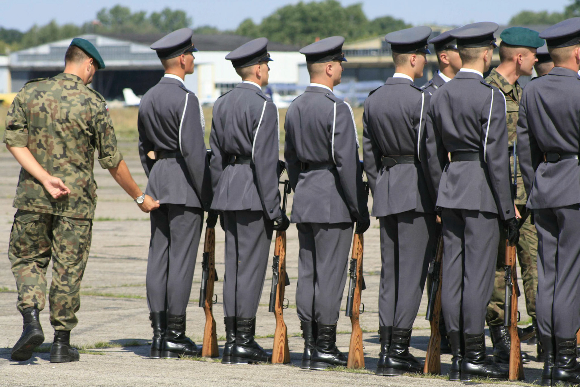 07.08.2008 WARSZAWA  LOTNISKO BEMOWO ZGRUPOWANIE PODODDZIALOW REPREZENTACYJNYCH PRZED DEFILADA  Z OKAZJI SWIETA WOJSKA POLSKIEGO PRZEGLAD UMUNDUROWANIA 
FOT. JACEK PIOTROWSKI / AGENCJA GAZETA