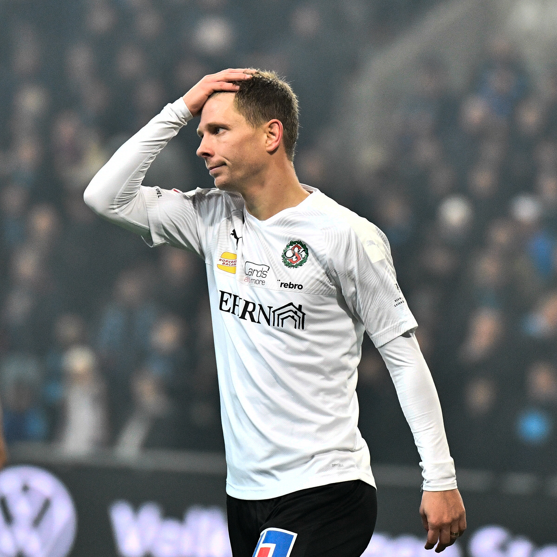 Örebros Johan Bertilsson tar sig för pannan under måndagen fotbollsmatch i Allsvenskan mellan Djurgårdens IF och Örebro på Tele2 Arena.