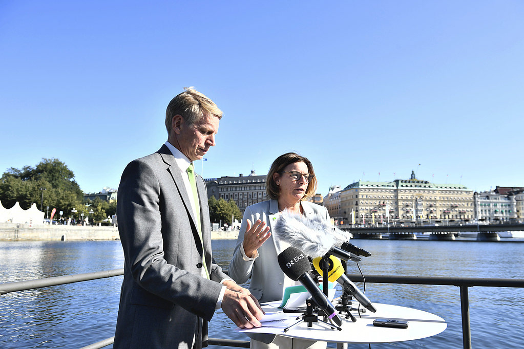 Finansmarknads- och bostadsminister Per Bolund (MP) och miljö- och klimatminister Isabella Lövin (MP) håller en pressträff på Strömparterren i Stockholm. För TT Nyhetsbyrån.