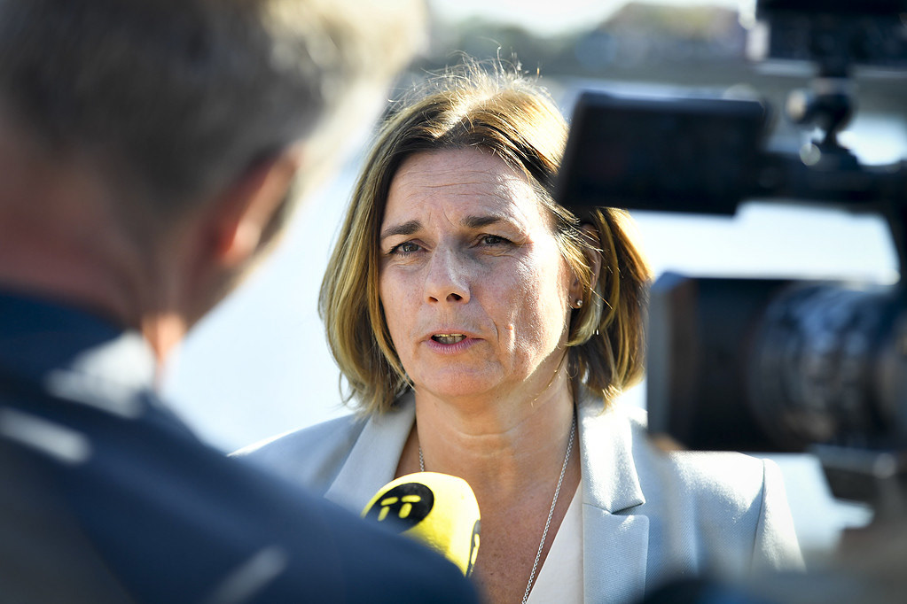 Finansmarknads- och bostadsminister Per Bolund (MP) och miljö- och klimatminister Isabella Lövin (MP) håller en pressträff på Strömparterren i Stockholm. För TT Nyhetsbyrån.