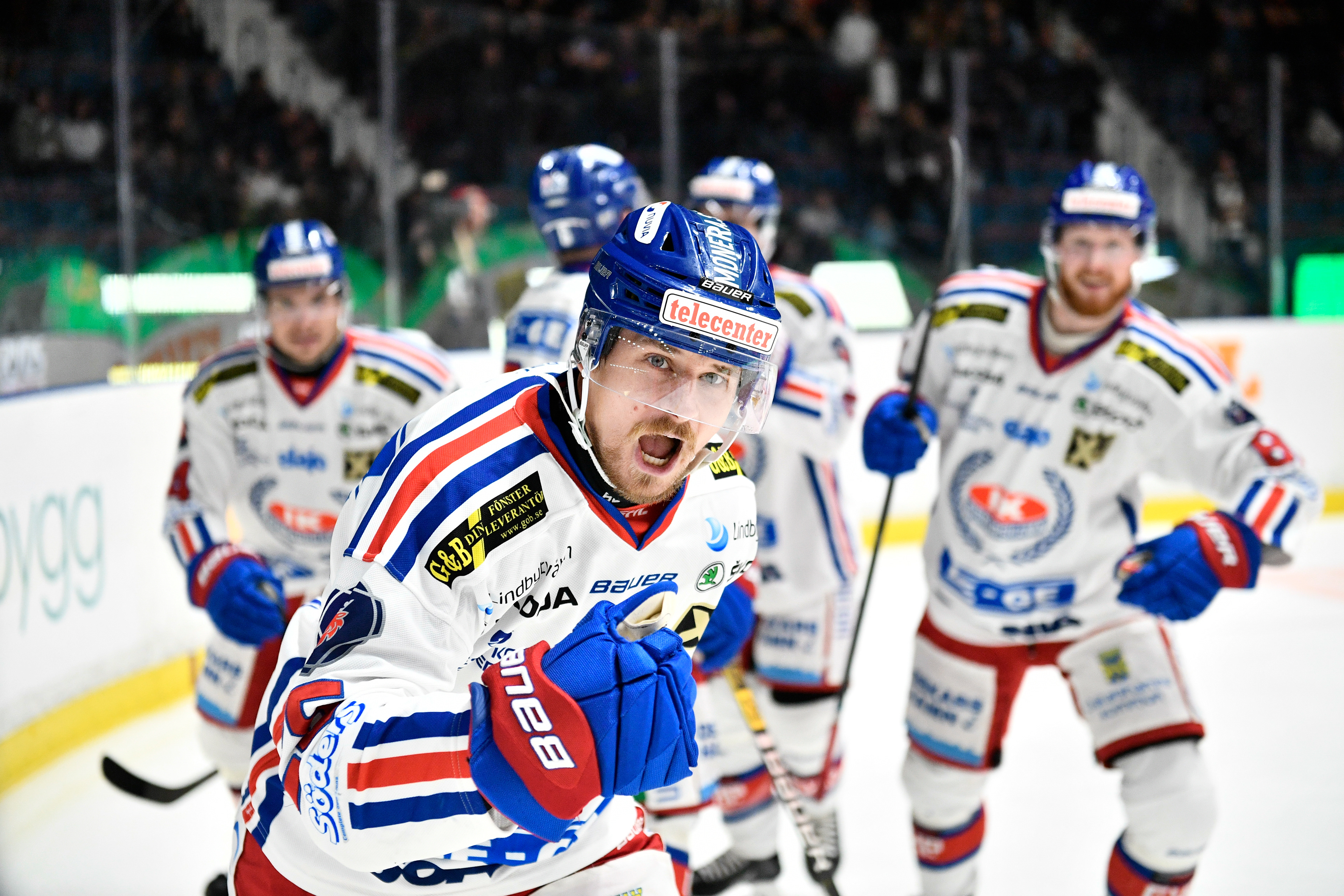 Oskarshamns Johannes Salmonsson jublar efter att ha kvitterat till 1-1. Ishockeymatch i SHL mellan Djurgårdens IF och IK Oskarshamn på Hovet arena. För TT Nyhetsbyrån.