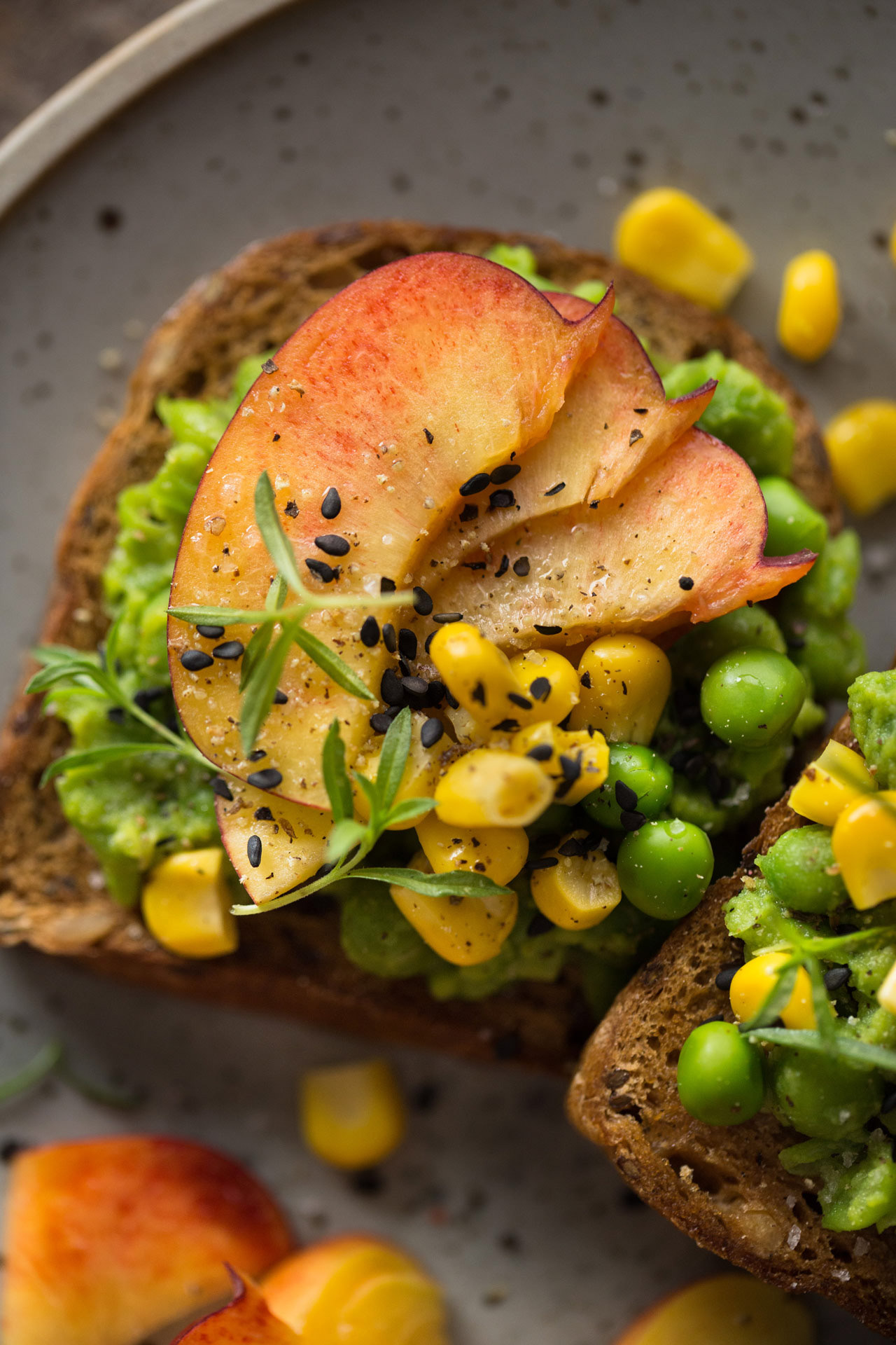 Lenaliciously - Toastbrot mit Erbsen-Püree, Nektarinen und Mais