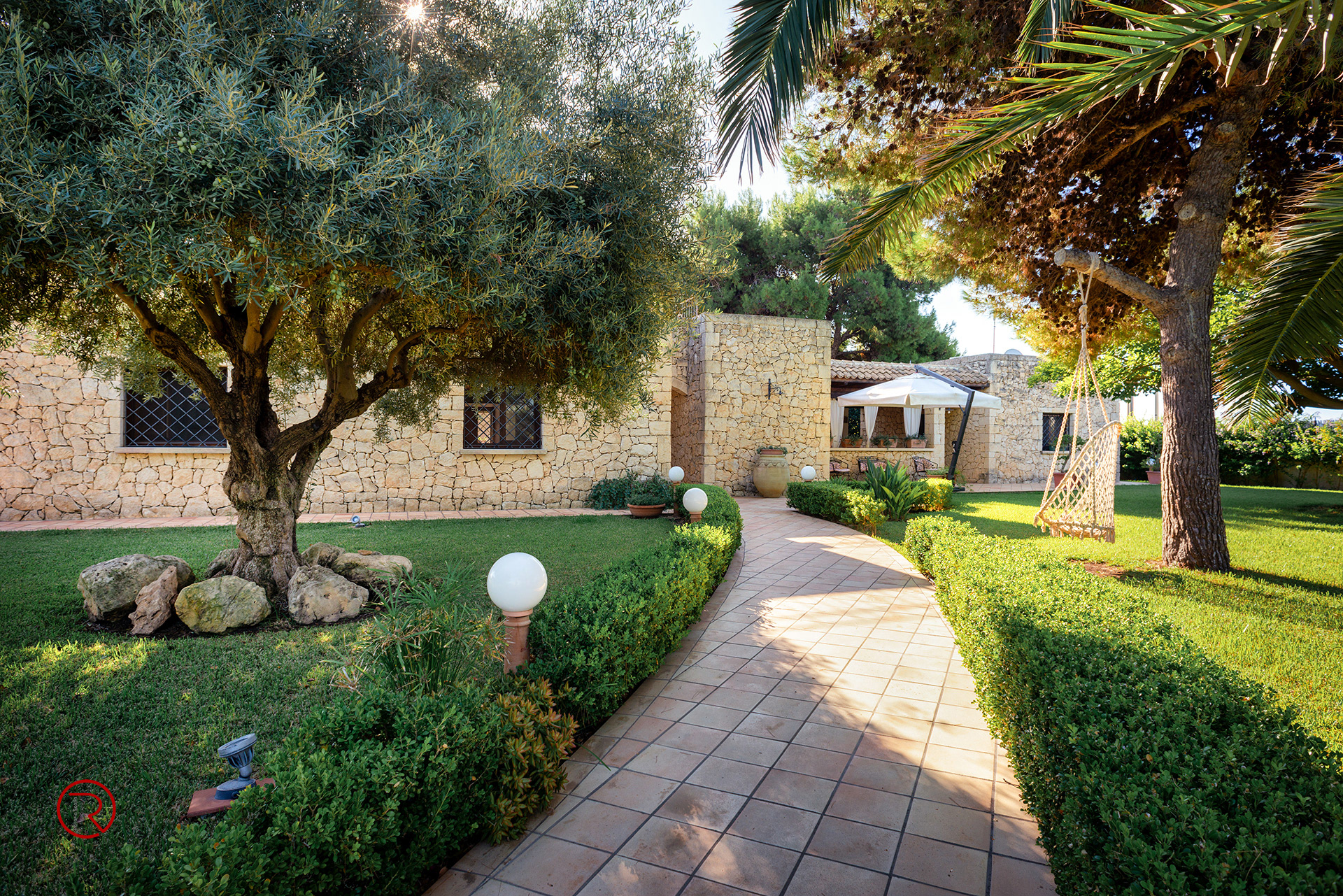 ingresso villa con alberi di ulivo in sicilia