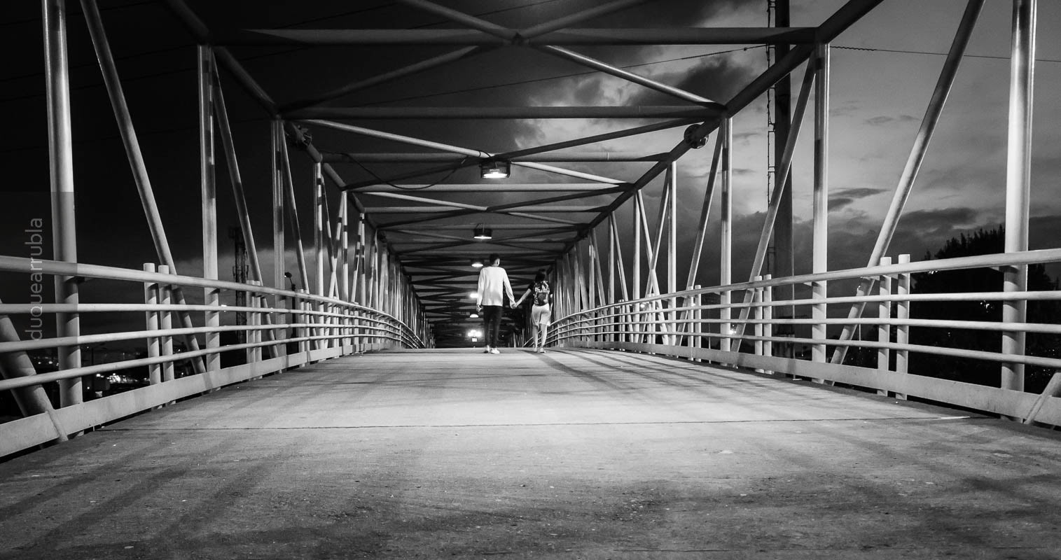 Dos en el puente. Bogotá, 2018. Quiero ser como ella, y quiero que me acompañes a lograrlo