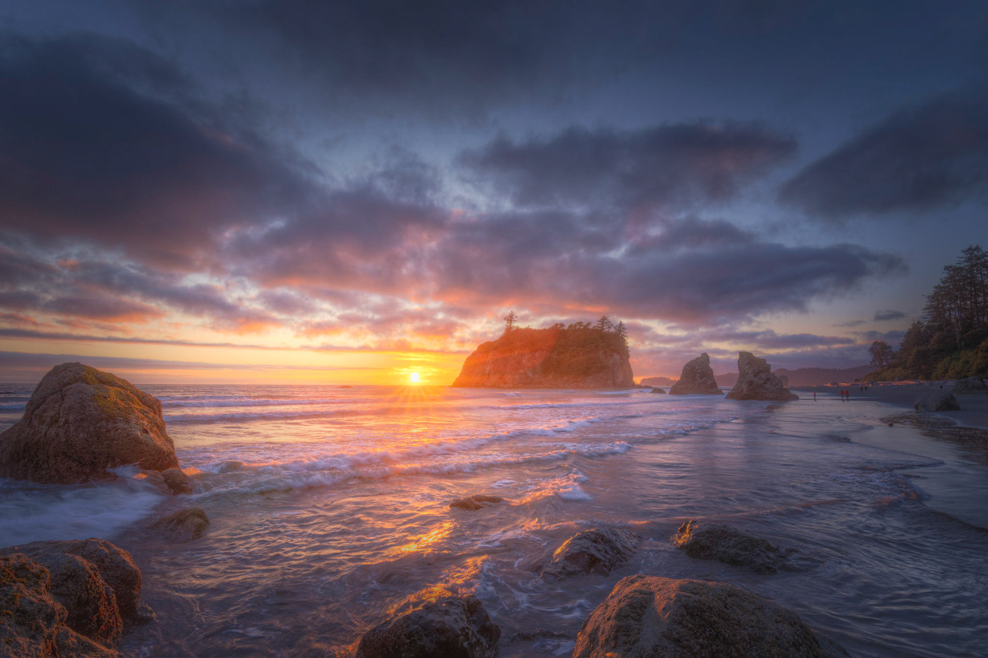 Sunset at Ruby Beach, Washington.Olympic National ParkWashingtonAugust 1, 2016This is an HDR image consisting of 5 exposures merged in Photomatix Pro. Additional processing in Lightroom and Photoshop.PENTAX K-1, HD PENTAX-D FA 15-30mm F2.8ED SDM WRISO 100 18 mm  ¹⁄₂₀ sec at ƒ / 16