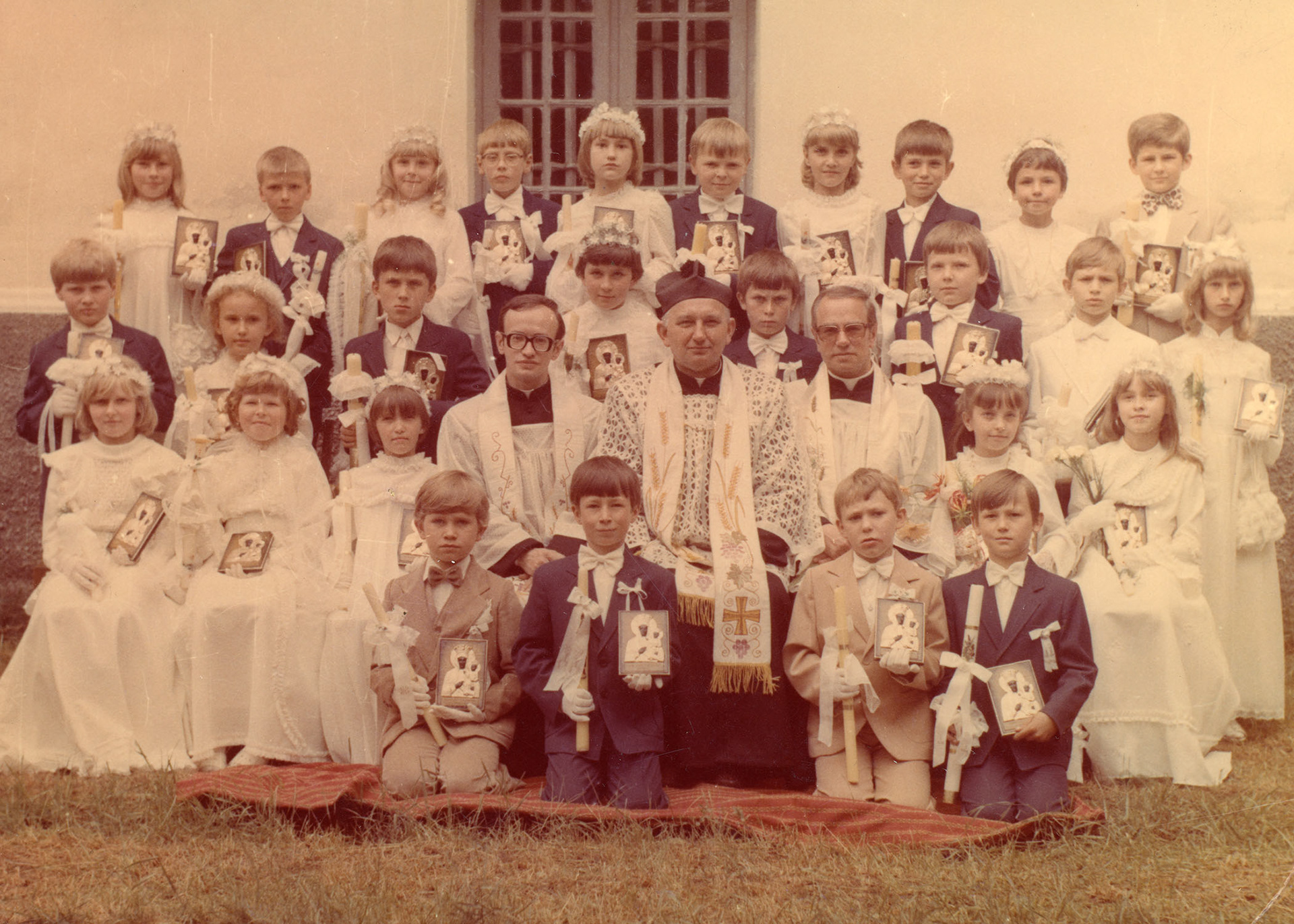 1982.06.13 | Pierwsza Komunia Święta w Zabłudowie - księża od lewej: ks. Tadeusz Malinowski, ks. proboszcz Józef Krysiewicz, ks. Józef Hakało | z arch. Ireny Samsonowicz