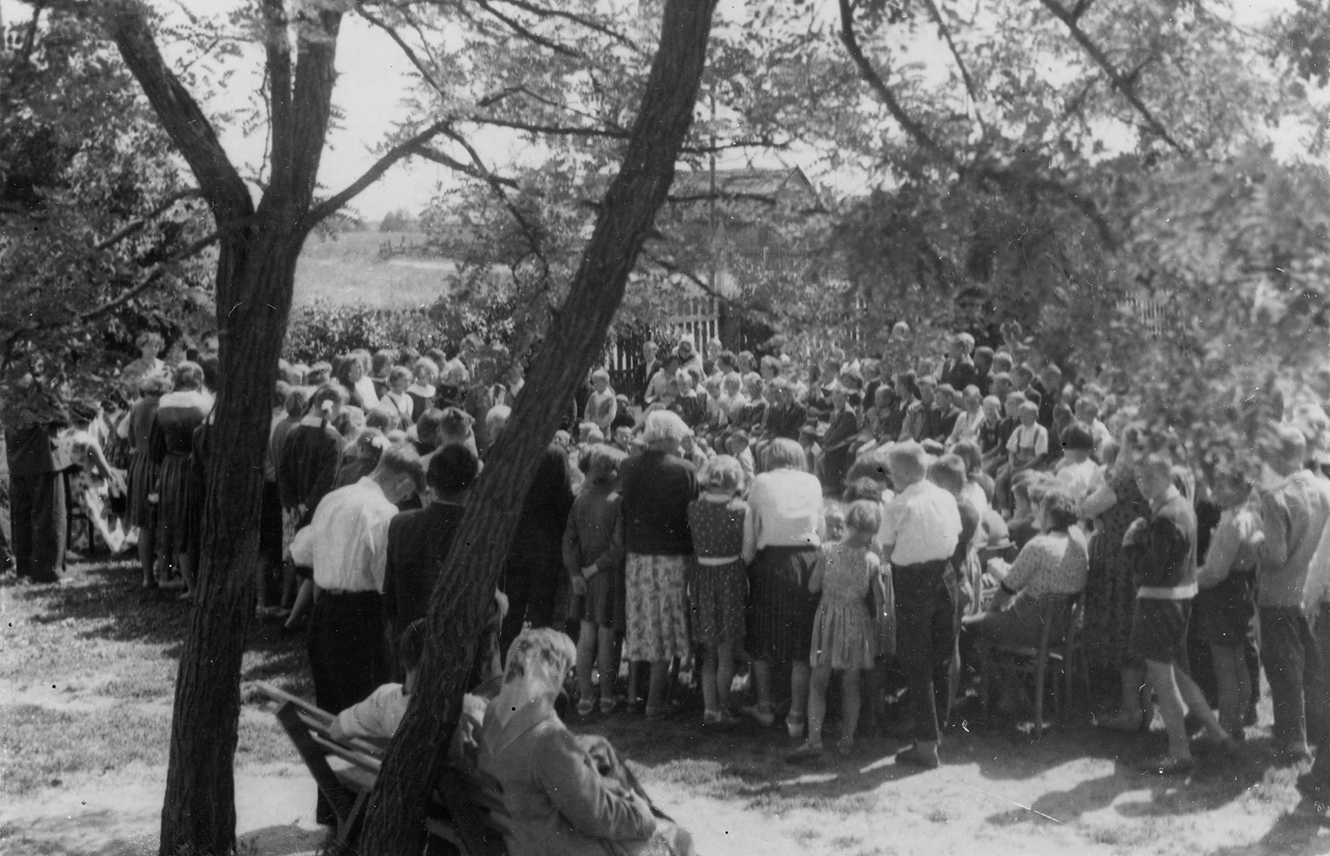1961.06.01 | Międzynarodowy Dzień Dziecka - widok ogólny na boisko szkolne | z arch. Zespołu Szkolno-Przedszkolnego w Zabłudowie