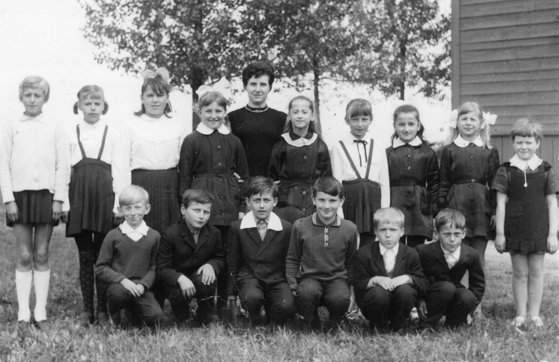 1969 | Klasa III i IV - od lewej u góry: Replin Grażyna, Prus Alicja, Choroszucha Maria, Obukowicz Joanna, Wróblewska Halina (wychowawca), Dakowicz Elżbieta, Łukaszewicz Krystyna, Dakowicz Halina, Kulikowska Anna, Kulikowska Barbara - od lewej u dołu: Juszczyk Czesław, Andrzejewicz Piotr, Grzegorczyk Kazimierz, Sieśkiewicz Mirosław, x, Replin Andrzej | z arch. Barbary Kulikowskiej