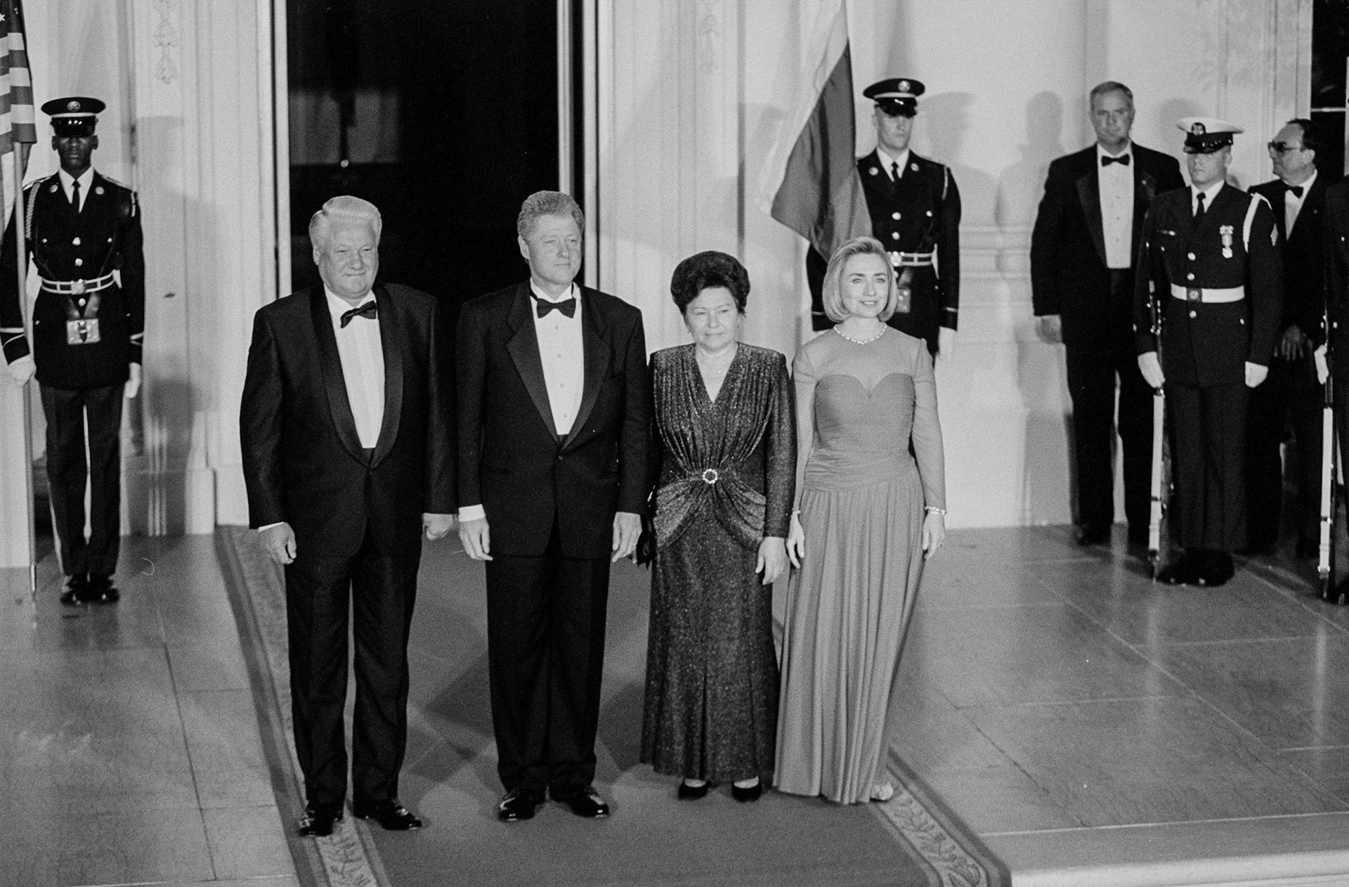 President and Ms. Clinton greet President and Mrs. Boris Yeltsin at the White House for a State Dinner.
