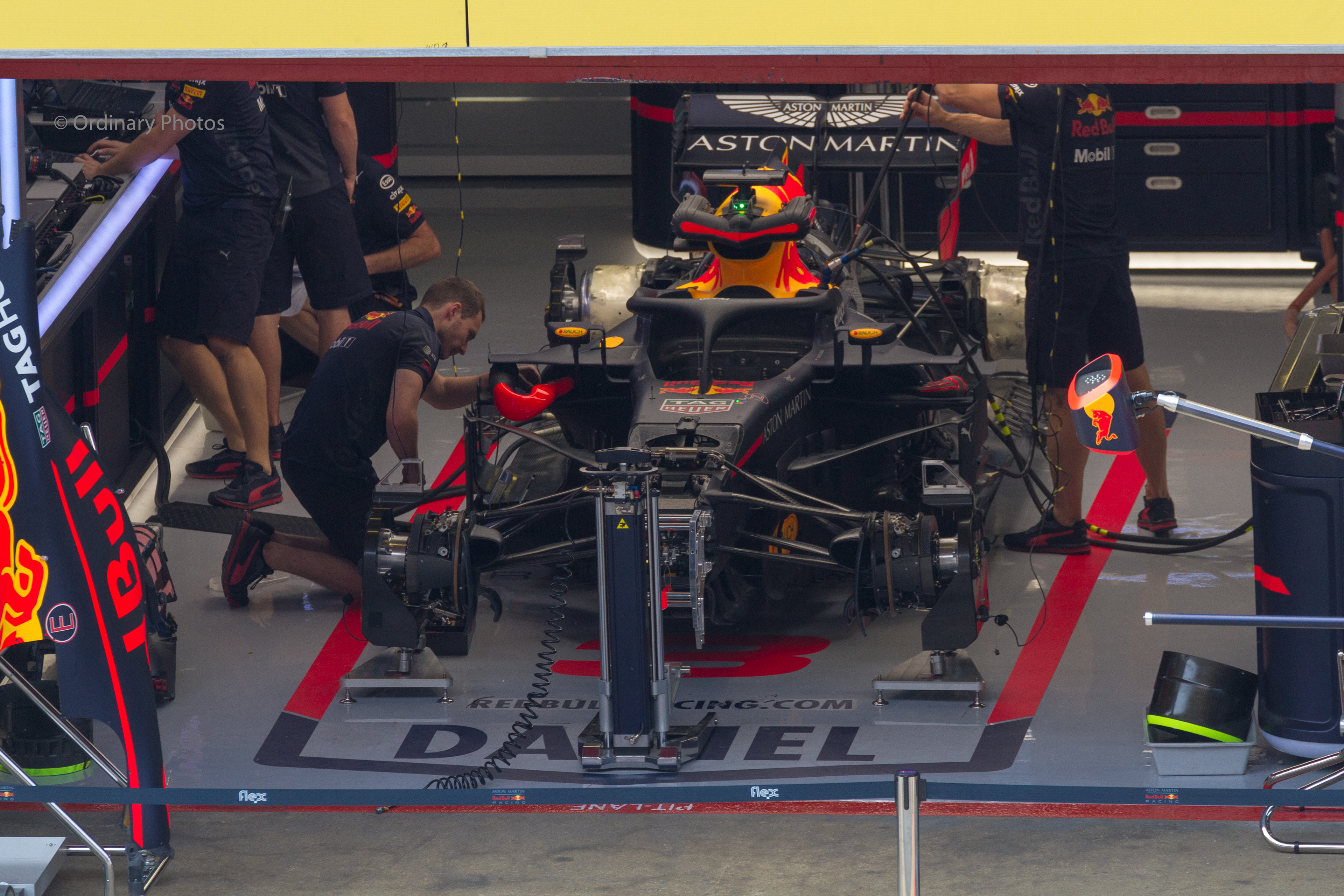 Werk aan de auto van Daniel Ricciardo tijdens de F1 Grand Prix op Circuit de Barcelona-Catalunya in 2018