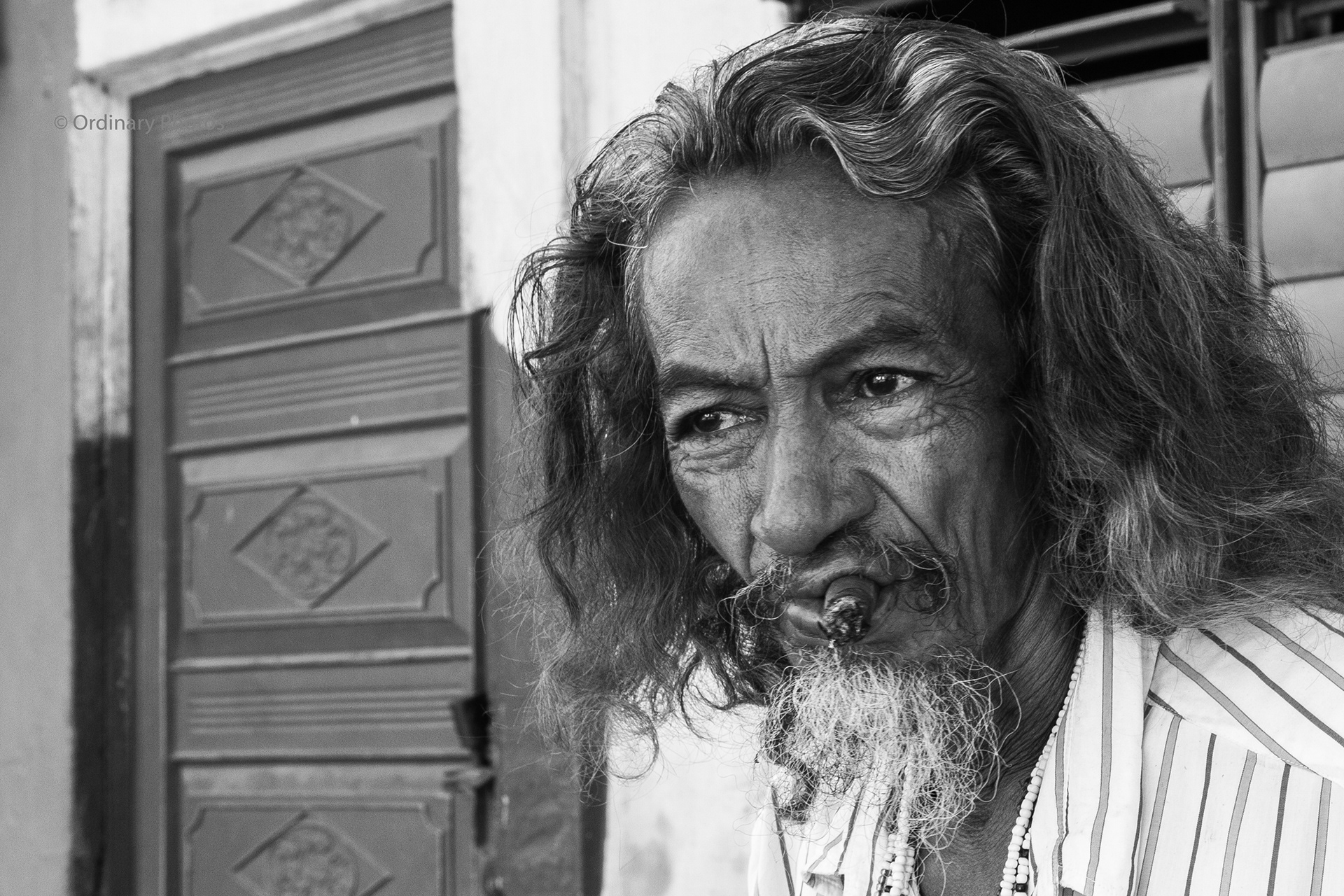 Het zwart-wit portret van een man in Trinidad