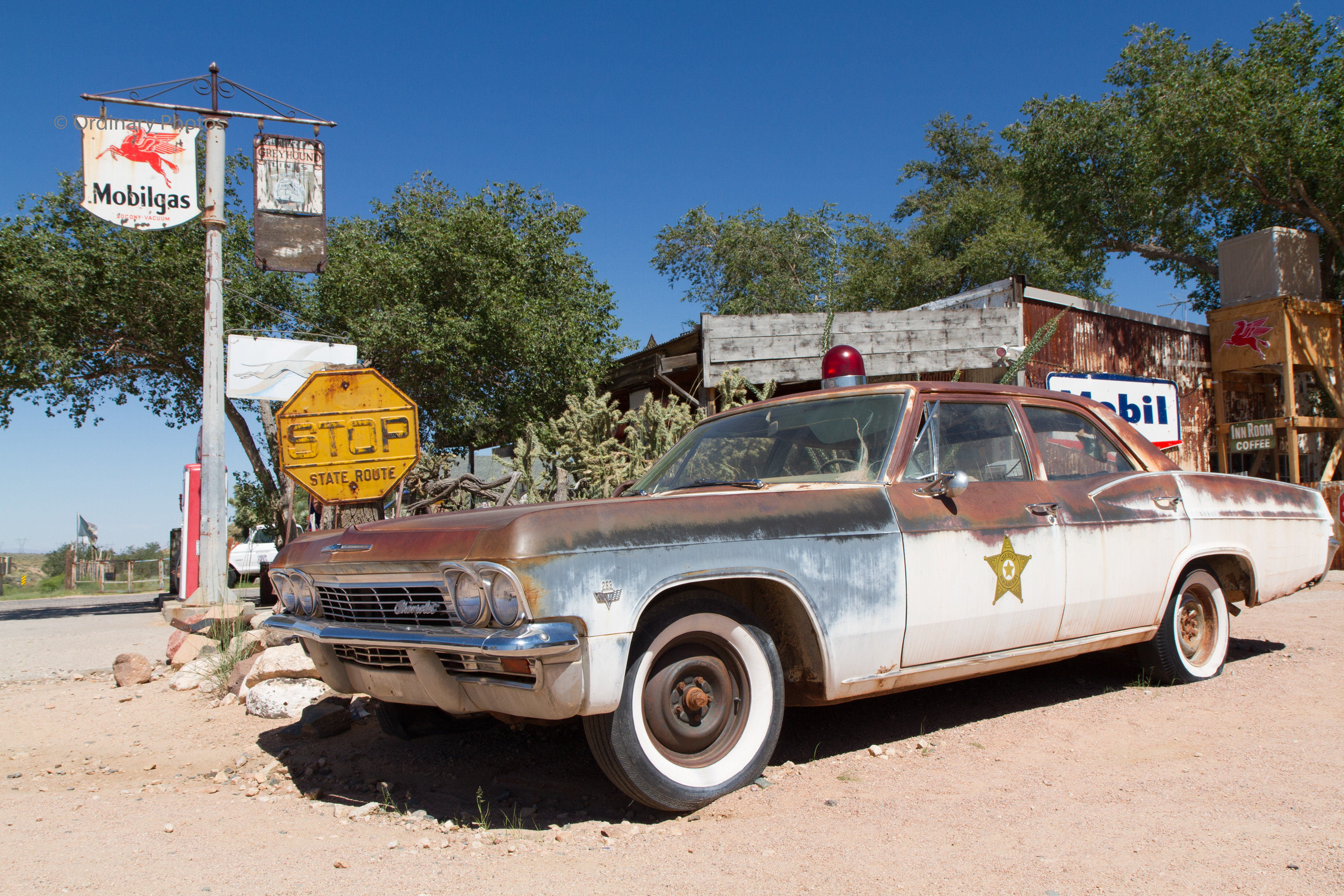 Een oude politieauto bij Hackberry General Store langs de Route 66