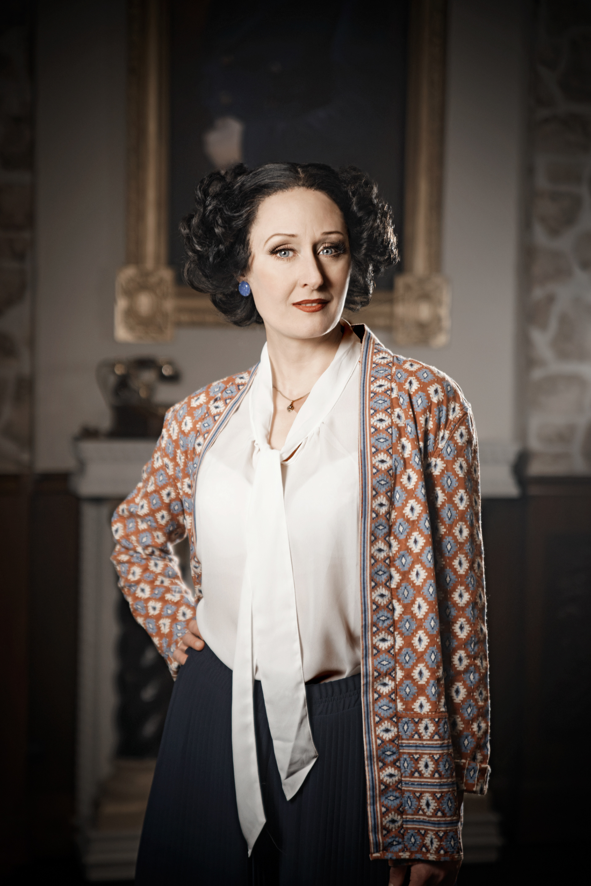 porträt schauspielerin in klassischer kulisse