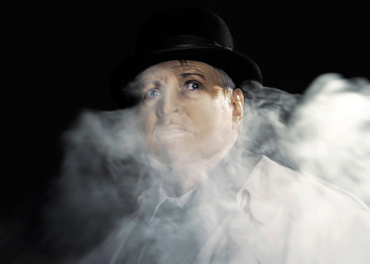 produktionsfoto. theaterszene. mann im nebel, ängstlich. nahaufnahme