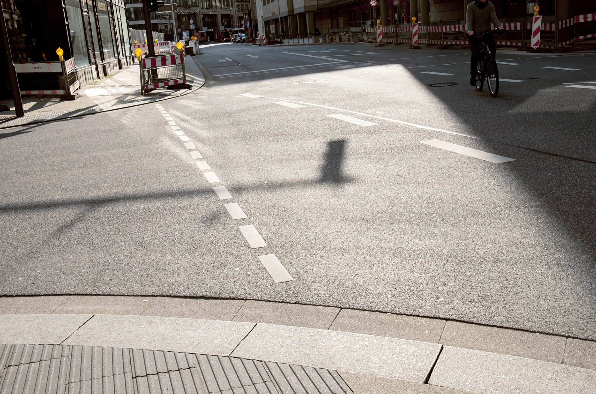 leere straßenkreuzung im abendlicht