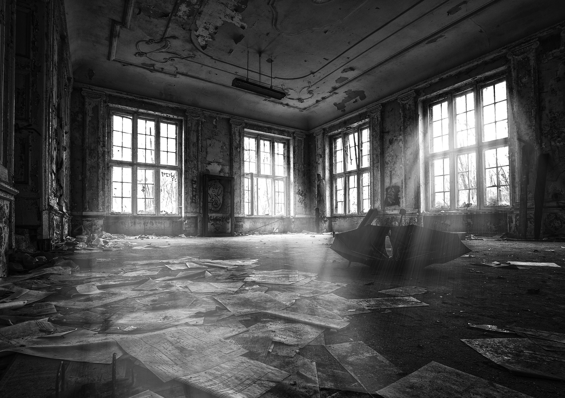 Schwazweissbild Alter Saal in einem verlassenen Schloß, Lichteinfall durch Sprossenfenster, fotobagaluten
