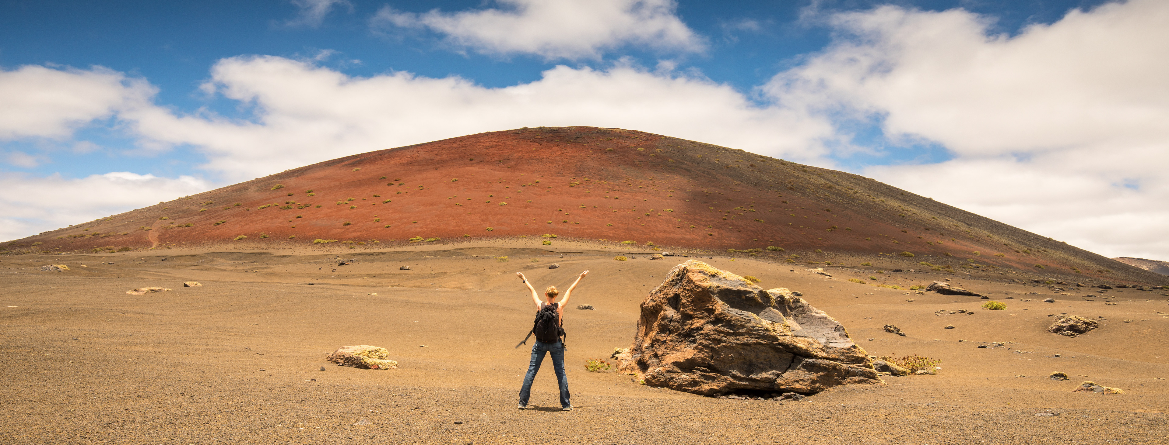Monatana Colorada mit weiblicher Person im Vordergrund, Lanzarote, Kanarische Inseln