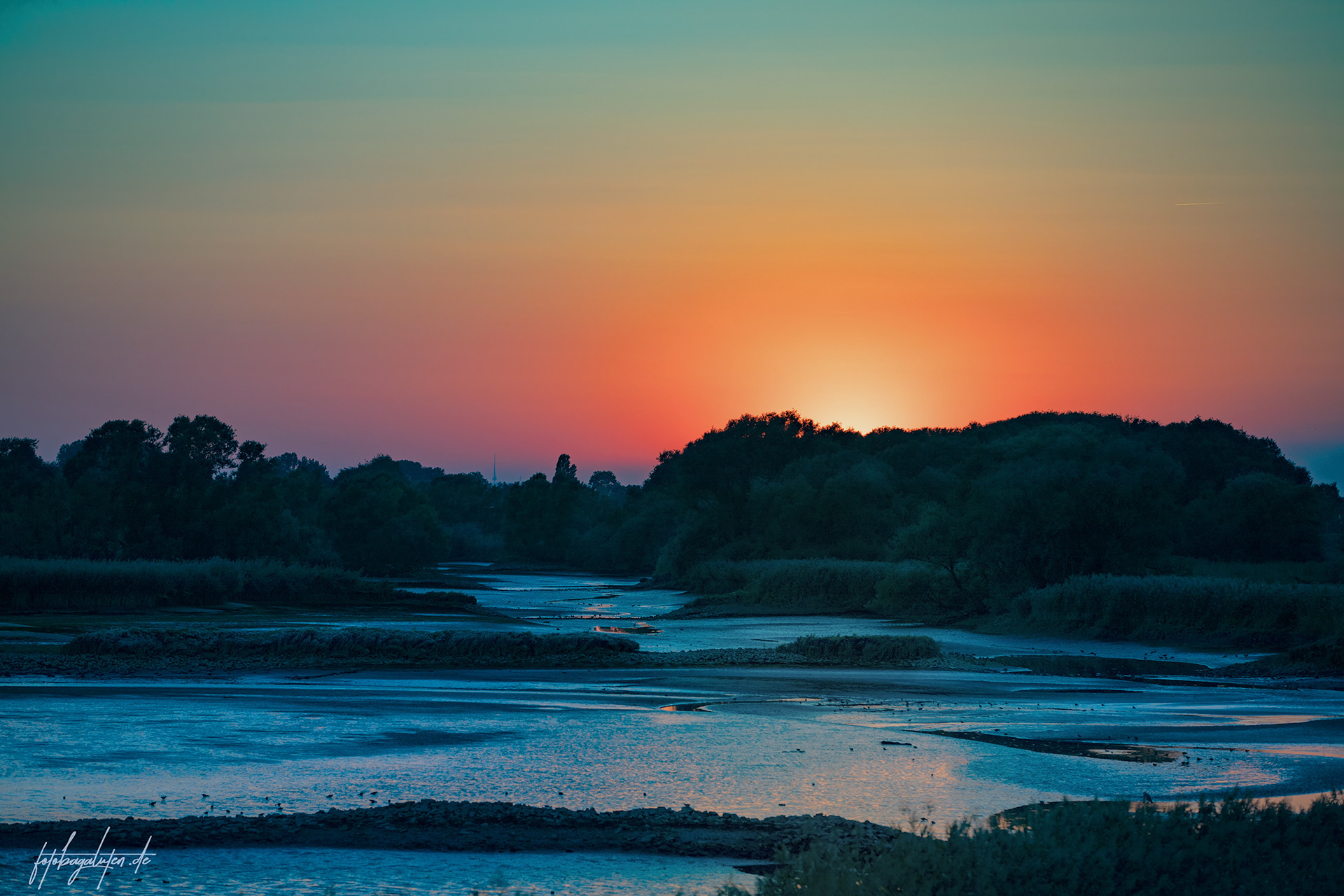Sonnenuuntergang über dem Zollenspieker Natruschutzgebiet an der Elbe, fotobagaluten