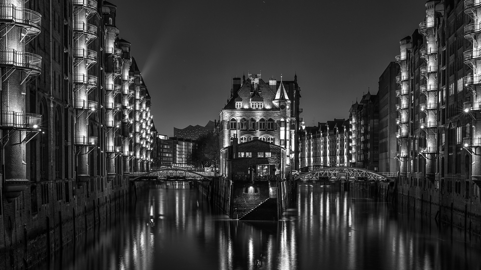 Schwarzweissbild der Speicherstadt von der Poggenmühlenbrücke aus gesehen, Windenwärterhäuschen, fotobagaluten, Hamburg
