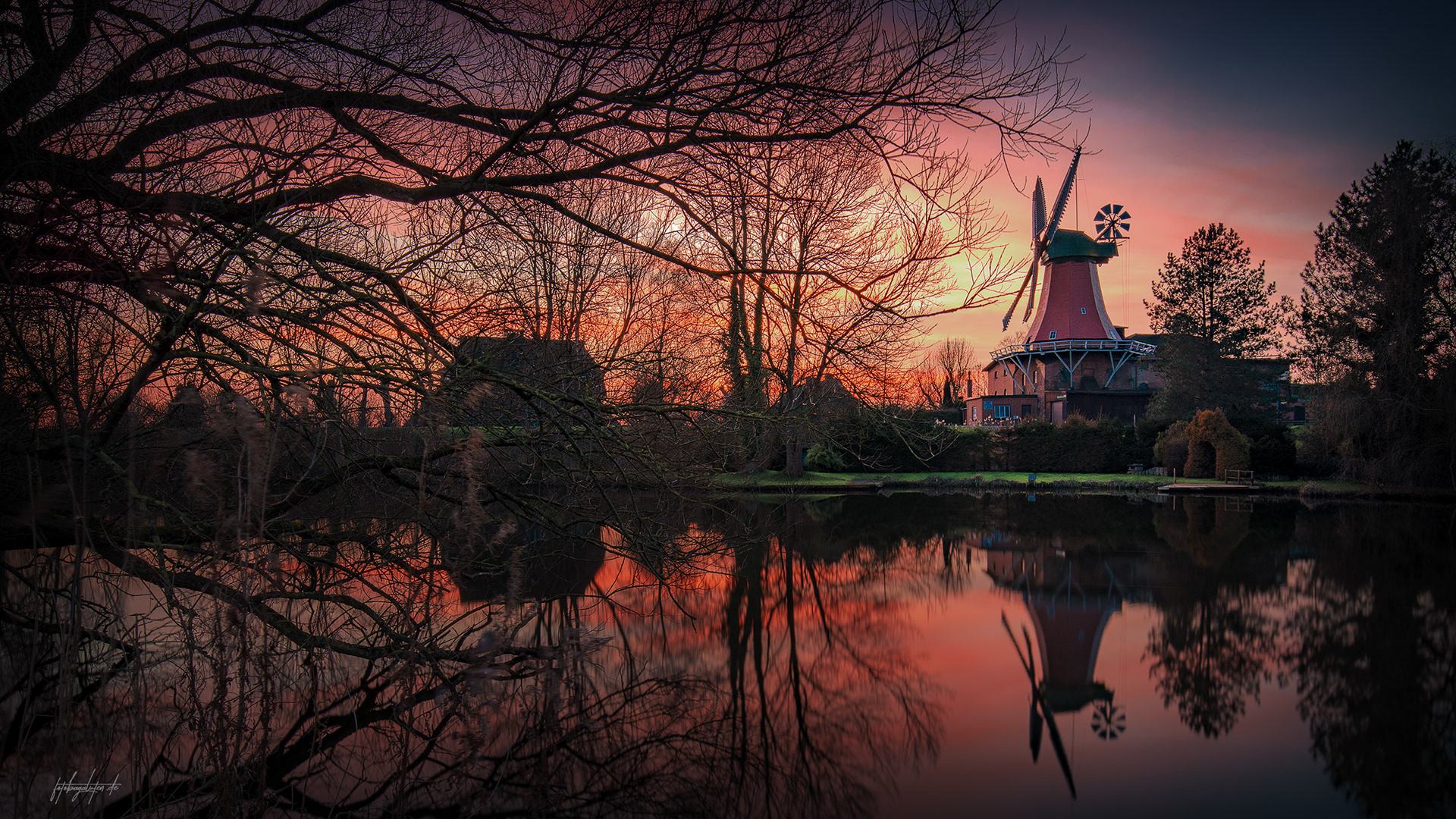 Reitbrooker Mühle an der Dove-Elbe bei Sonnenuntergang