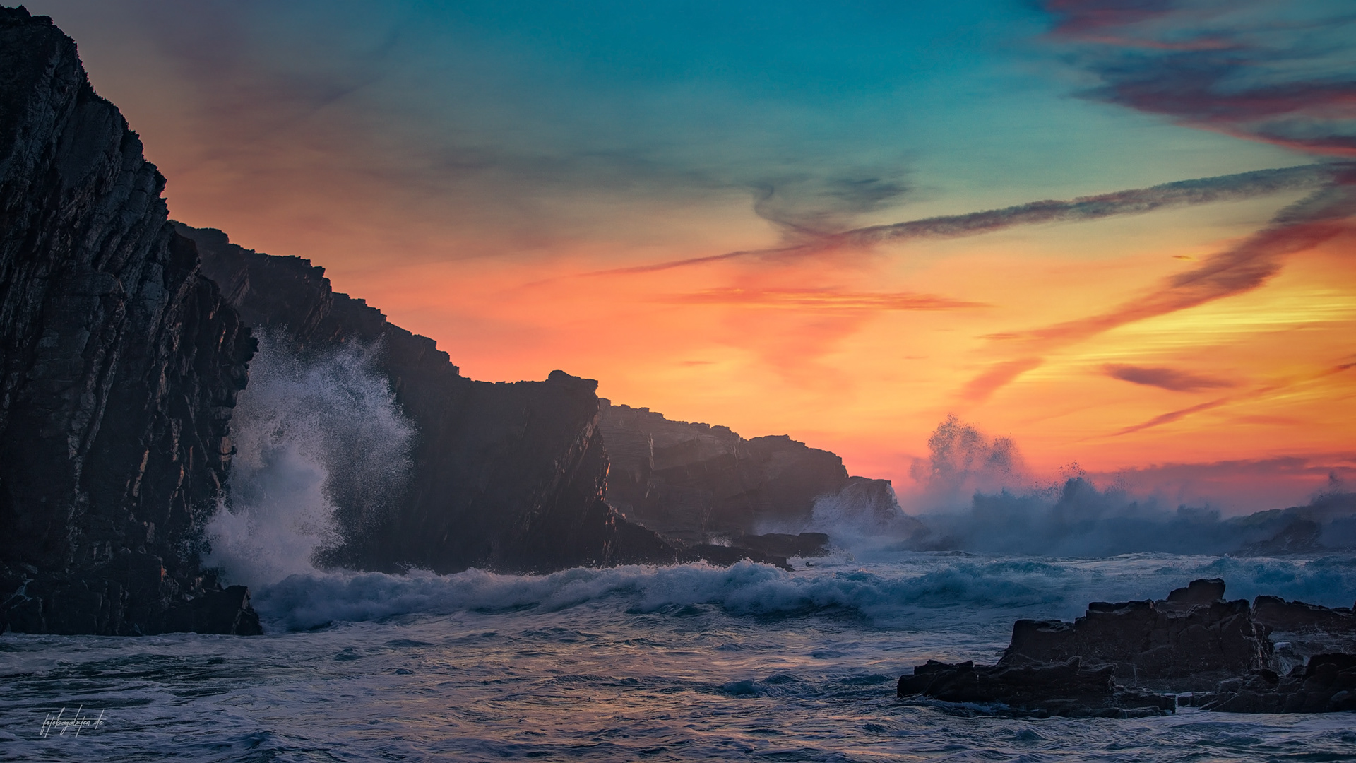 Atlantik mit Brandung zum Sonnenuntergang, Portugal