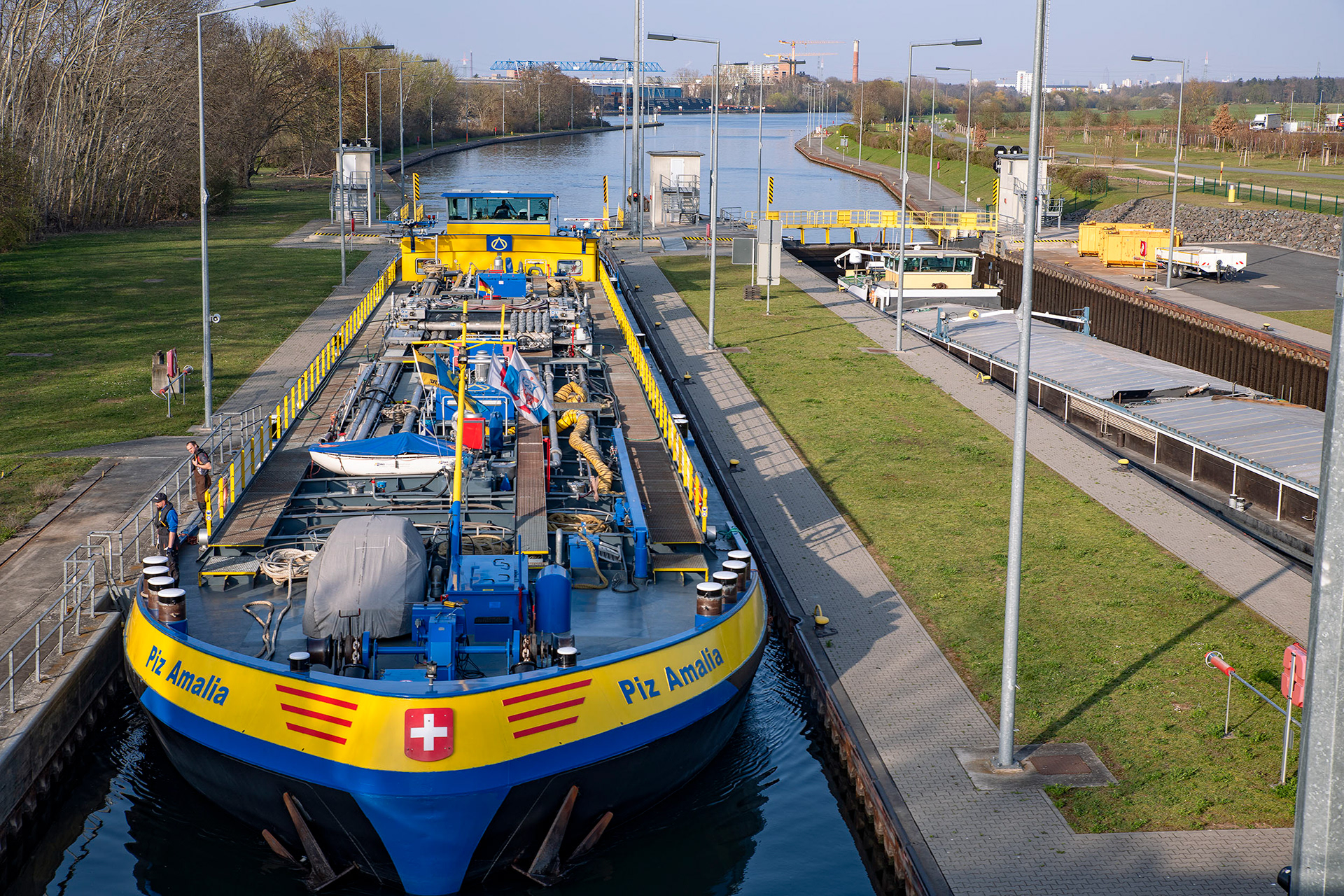 Schleuse - Tankschiff in der Eddersheimer Schleuse, Hattersheim- ©Klaus Ohlenschläger