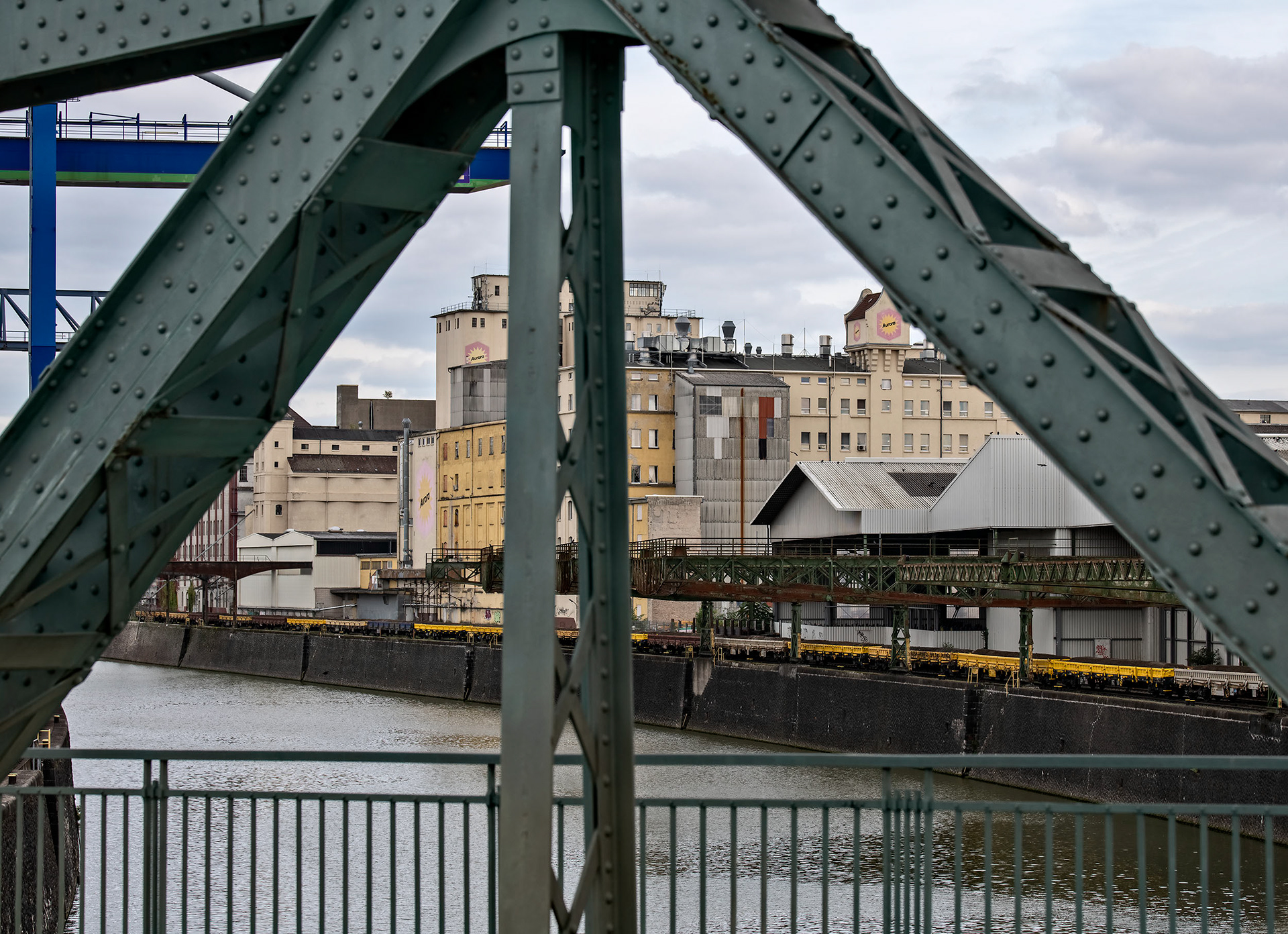 Aurora - Industriebauten und Brücke, Frankfurt Osthafen - ©Klaus Ohlenschläger