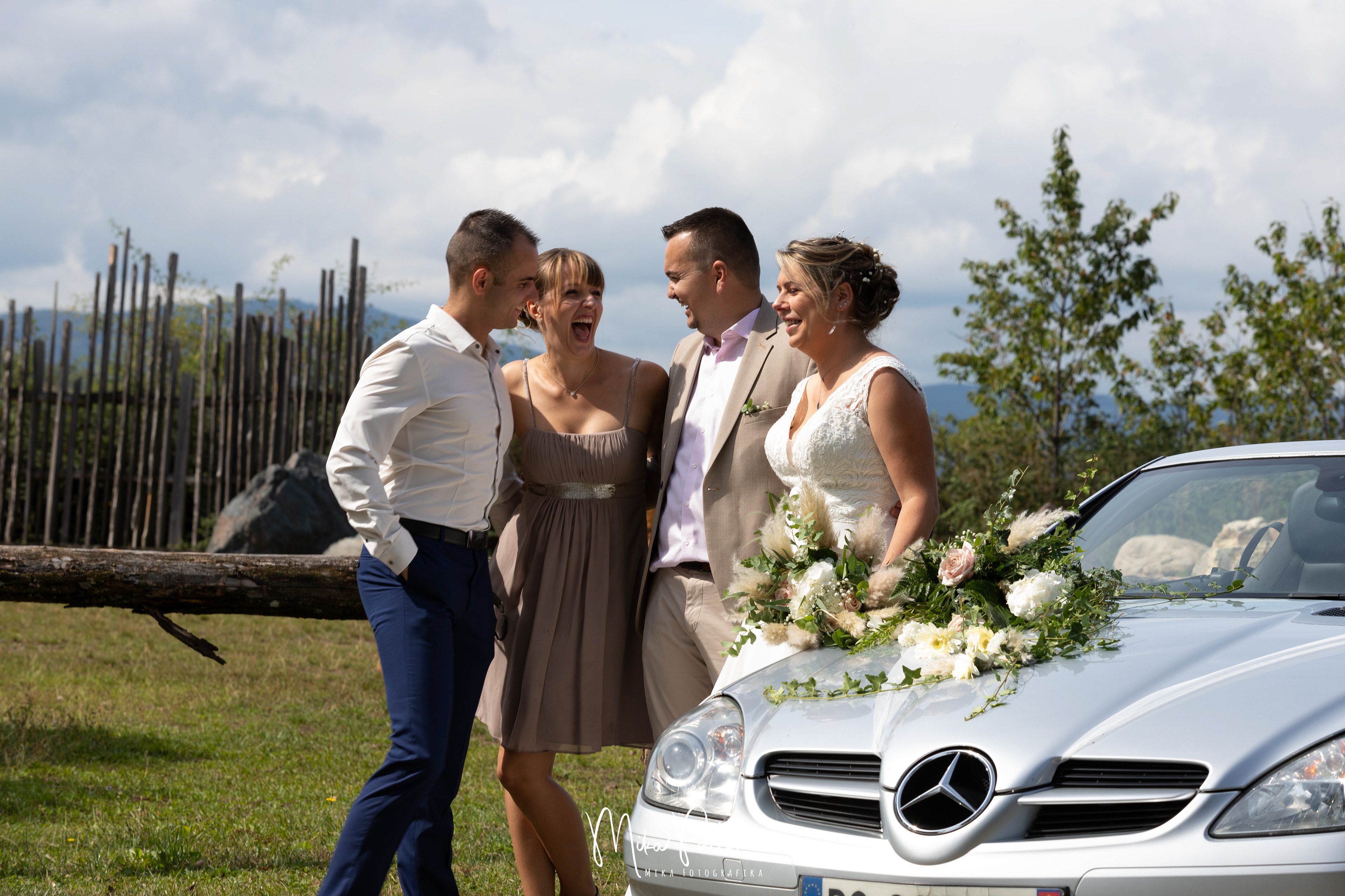 Les Mariés, leurs témoins et leur cabriolet loué pour leur mariage