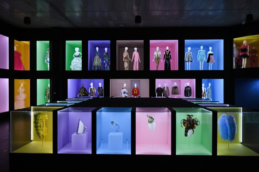 exposition CAMP (Met, 2019) À l’occasion d’un voyage aux États-Unis, j’ai pu visité le Met. Cette exposition m’a réconciliée avec la mode grâce à son extravagance. Les limites de la “bienséance” ont été surpassées dans une explosion de couleurs.