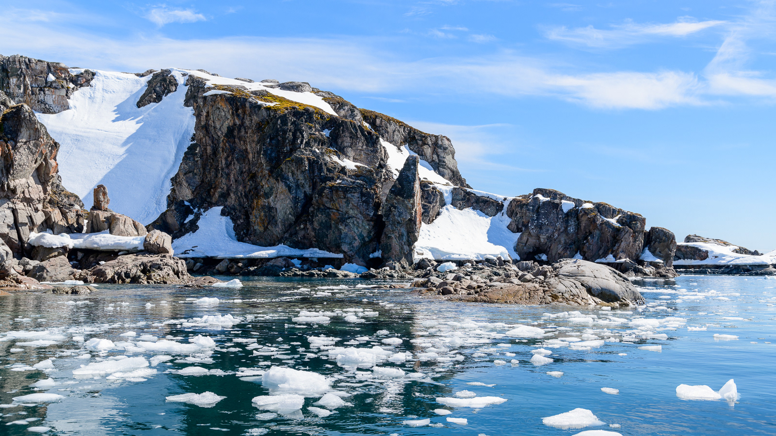 Rocky shore - Cierva Cove