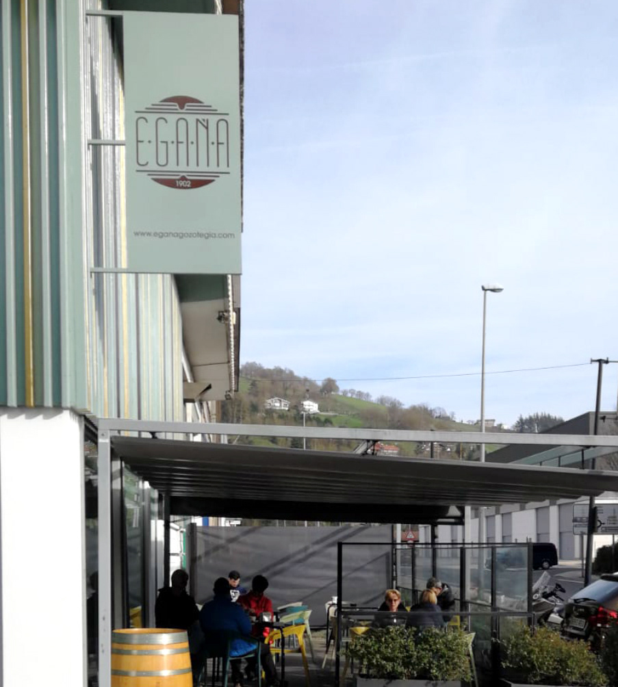Producción y colocación de vinilos de corte en estandarte situado en la fachada del local de Egaña Gozotegia sito en Landeta Hiribidea, 19 Azpeitia.