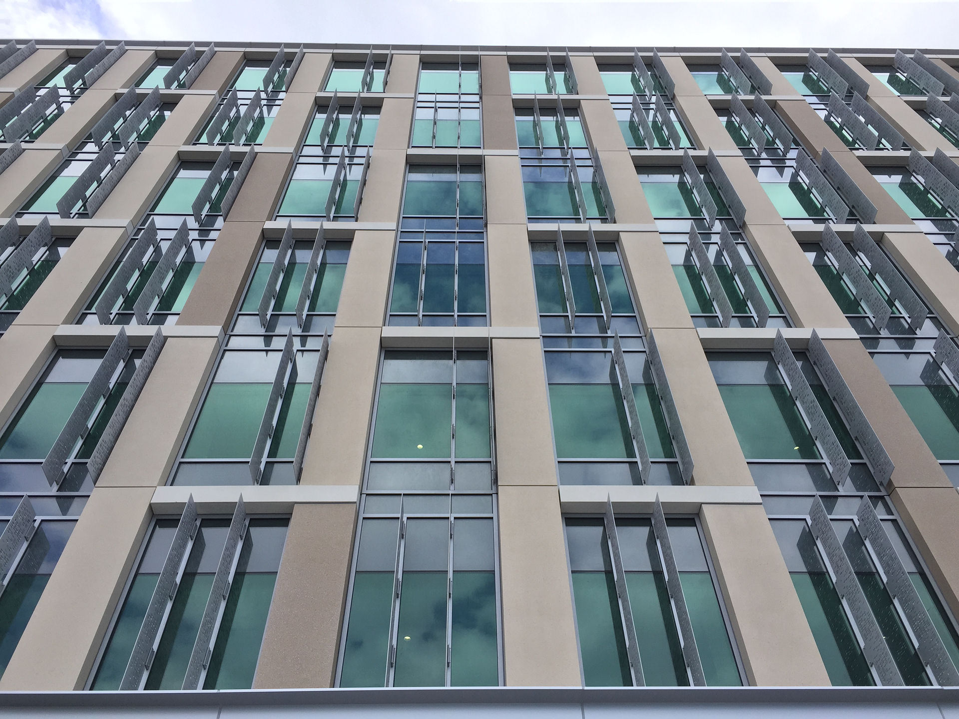 automatically operated exterior window fins