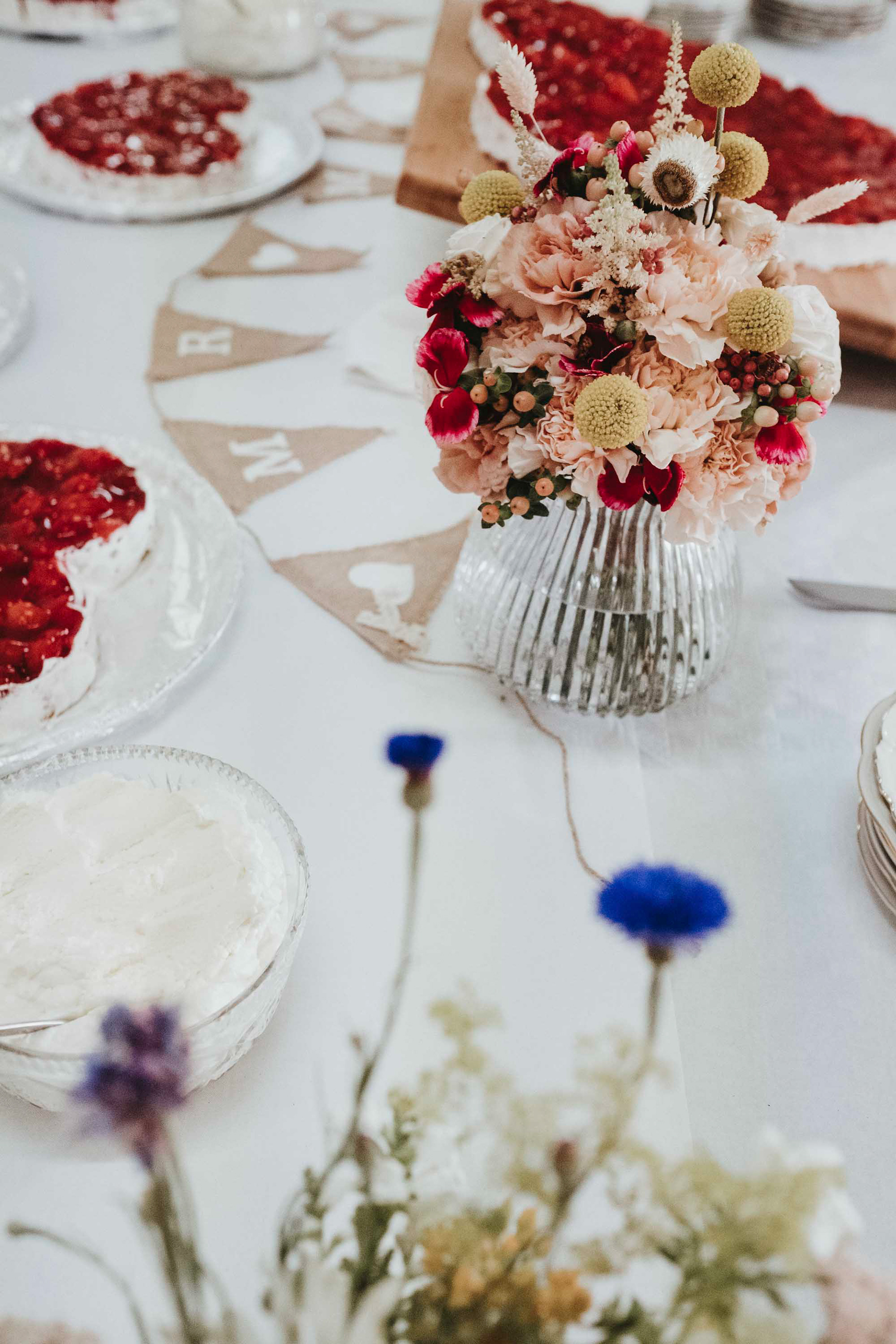 Hochzeitstorte Kaffee Möllerei, Brautstrauß von Kopflegenden, Dekoration von One Fancy Fox, Hochzeitsfotos Berlin und Brandenburg