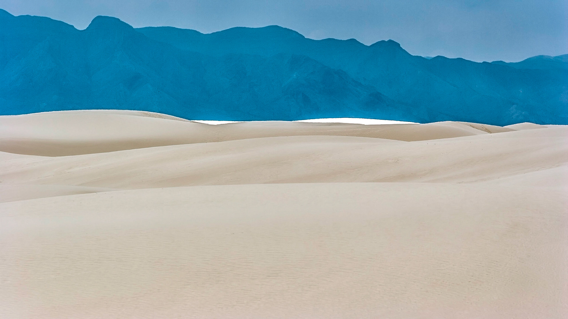 White Sands National Monument, New Mexico. Rising from the heart of the Tularosa Basin is one of the world's great natural wonders - the glistening white sands of New Mexico. Great wave-like dunes of gypsum sand have engulfed 275 square miles of desert, creating the world's largest gypsum dunefield. White Sands National Monument preserves a major portion of this unique dunefield, along with the plants and animals that live here.