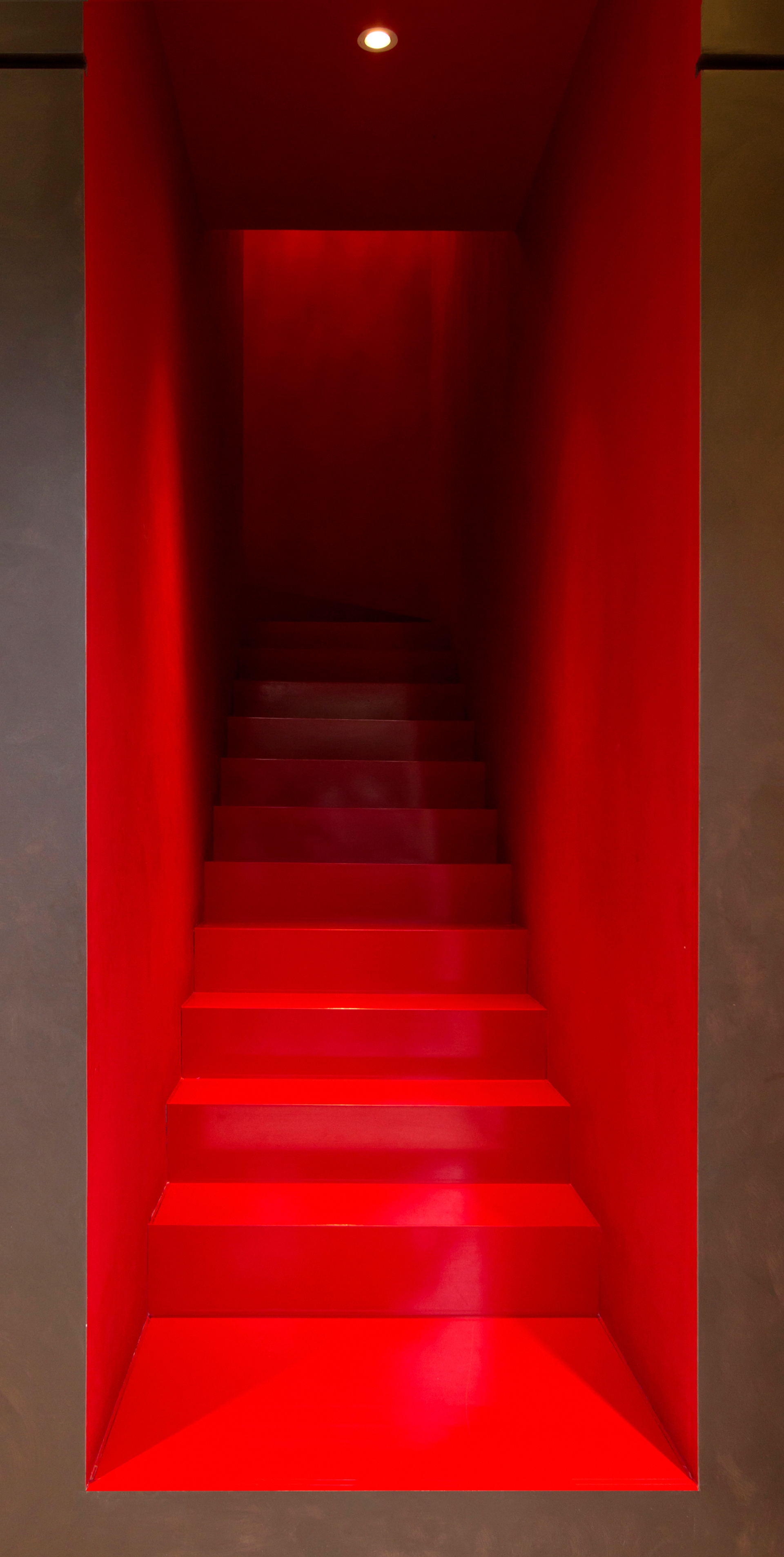 scala in metallo laccato rosso