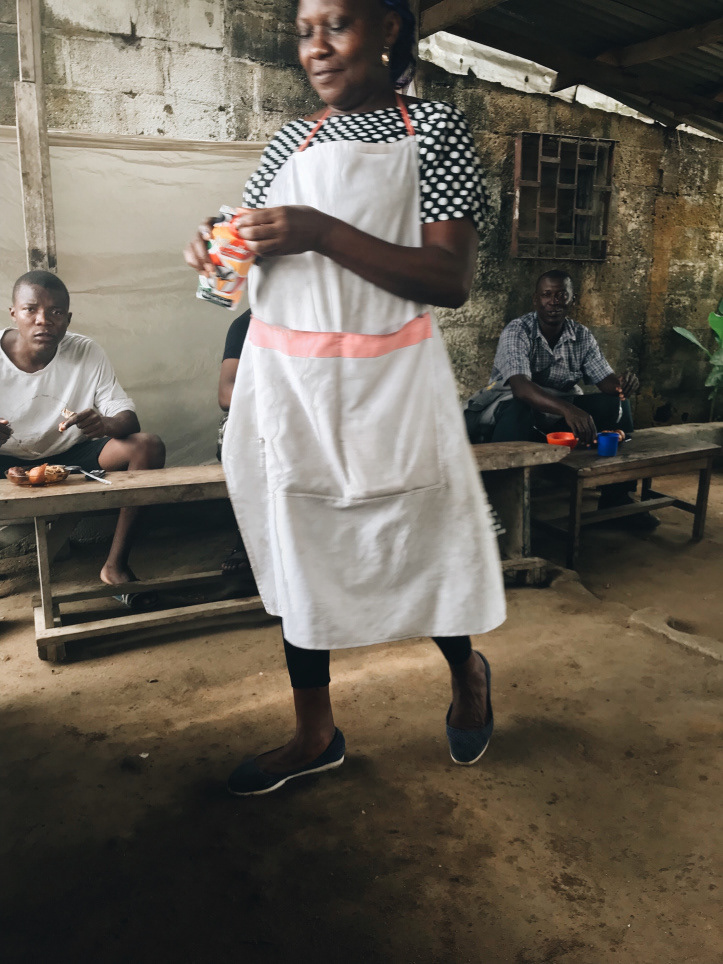 Ma tante christine vendeuse de beignets haricots à IPD