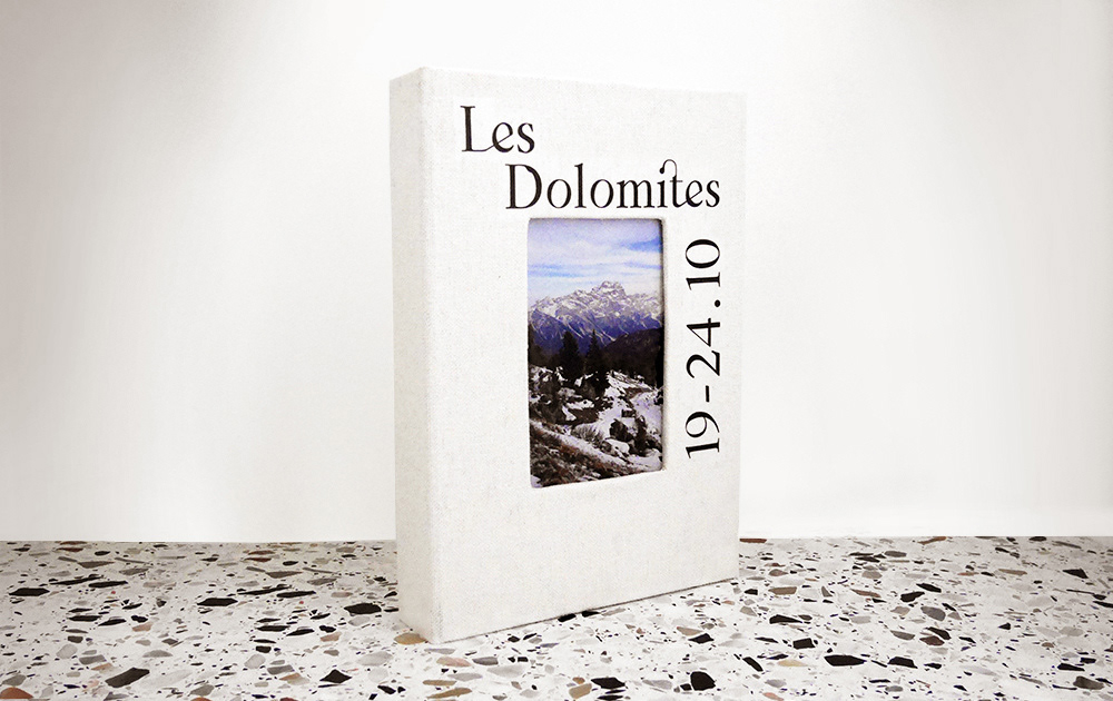 Recueil visuel Les Dolomites, assortiment de cartes réunies dans un coffret. Création typographique, réalisation photographique, conceptualisation de l'édition.