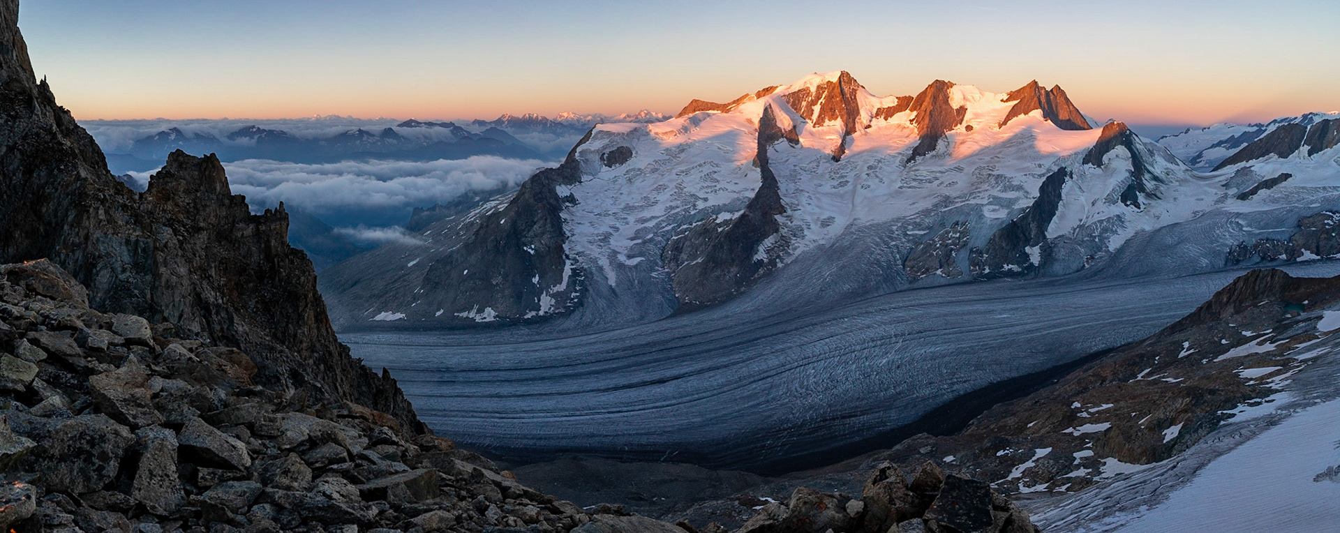 Sonnenaufgang über Wannenhorn und Fieschergletscher