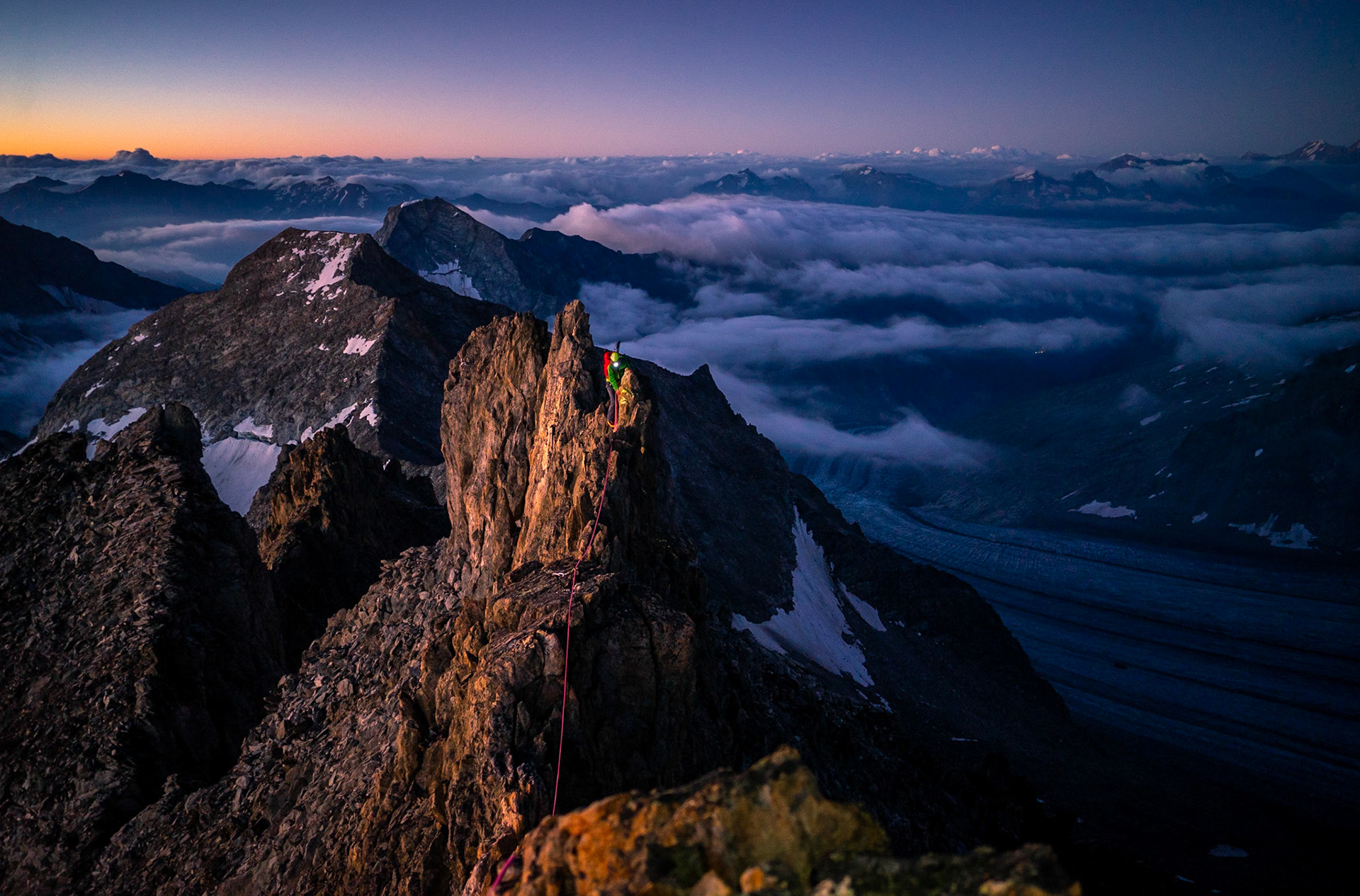 Dämmerung am Finsteraarhorn Südostgrat